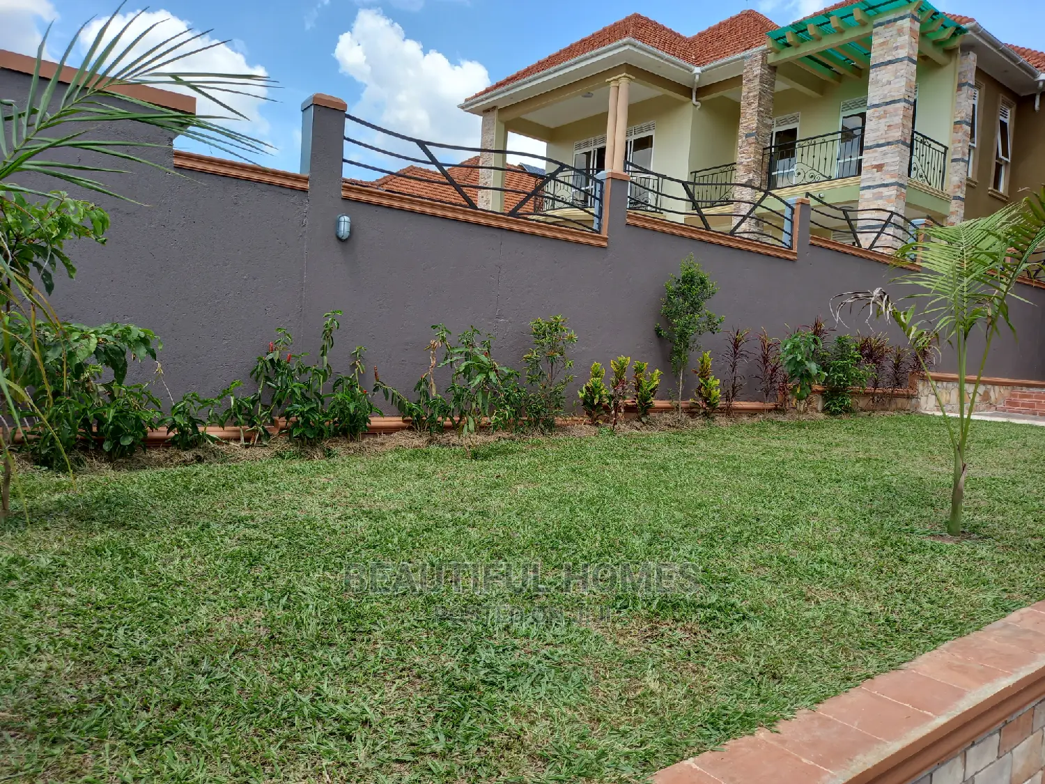 Furnished 6bdrm Mansion in Kira Rich for Sale