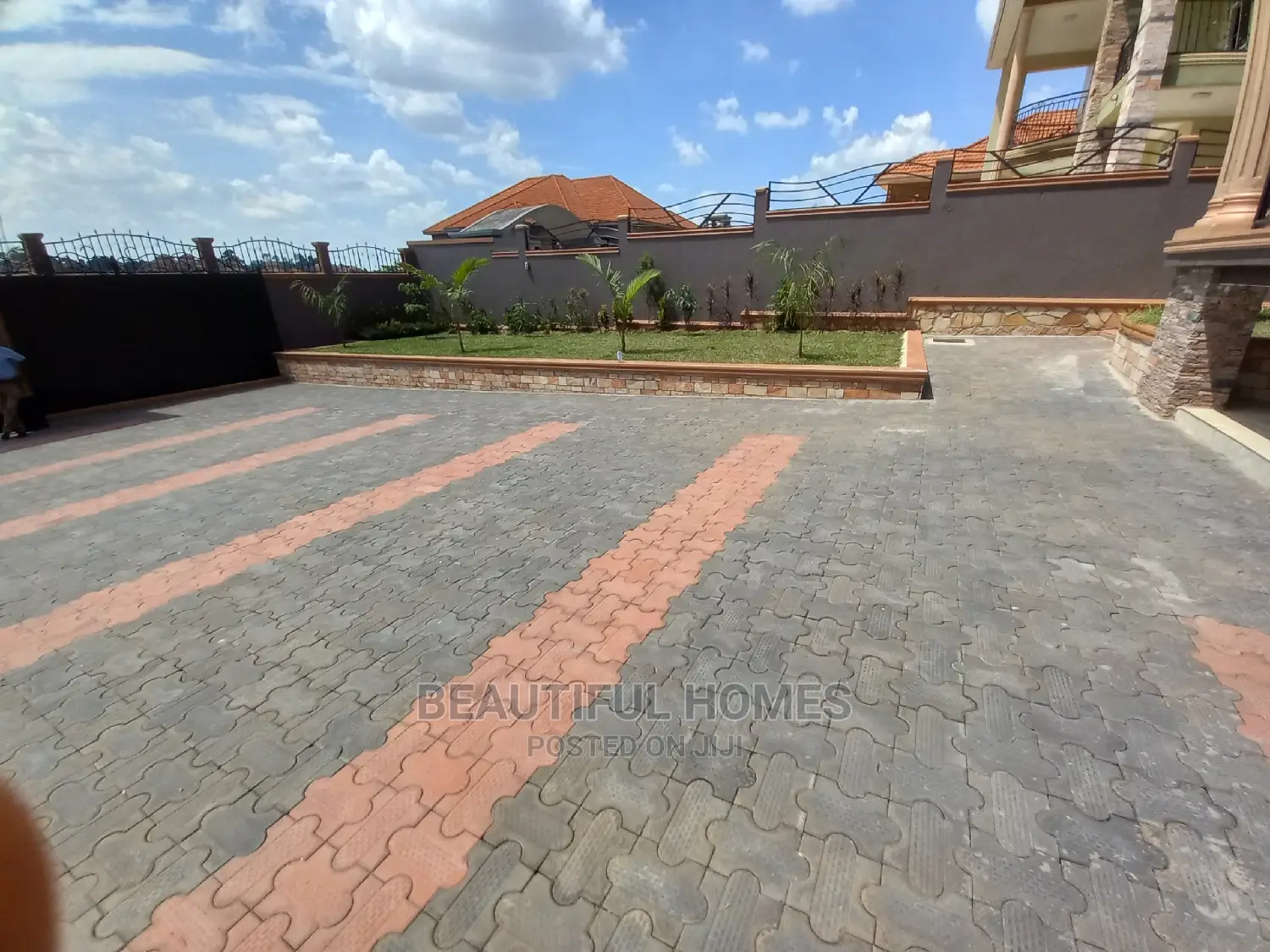 Furnished 6bdrm Mansion in Kira for Sale