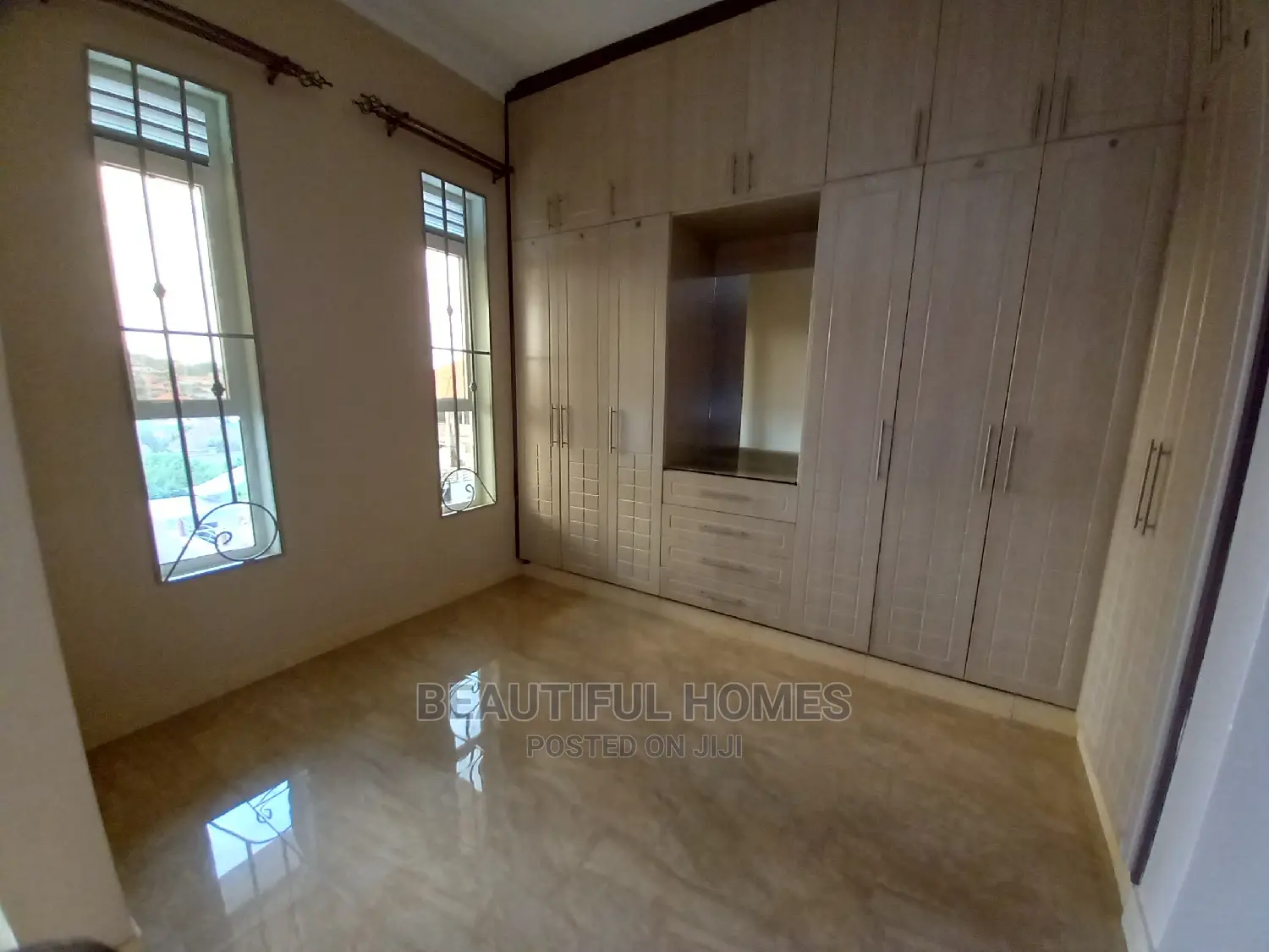Furnished 6bdrm Mansion in Kira for Sale