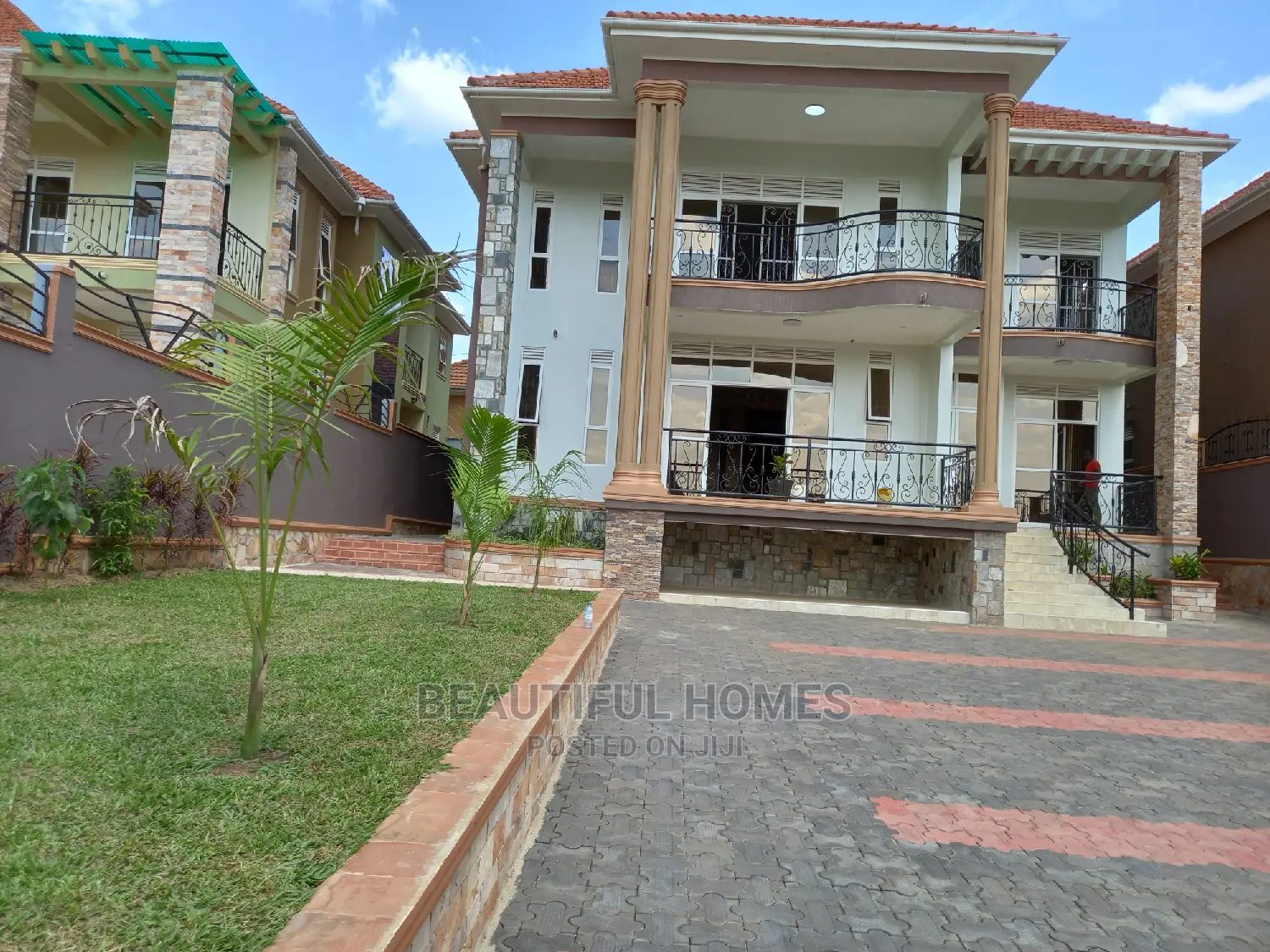 Furnished 6bdrm Mansion in Kira for Sale