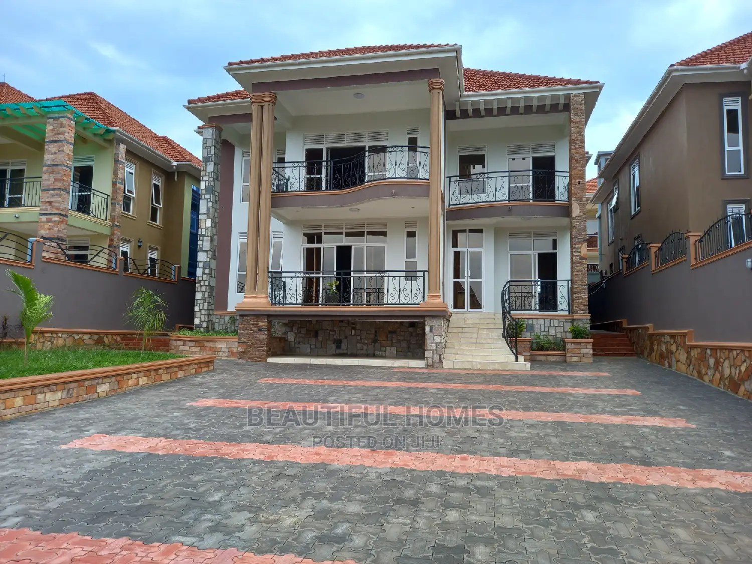 Furnished 6bdrm Mansion in Kira for Sale