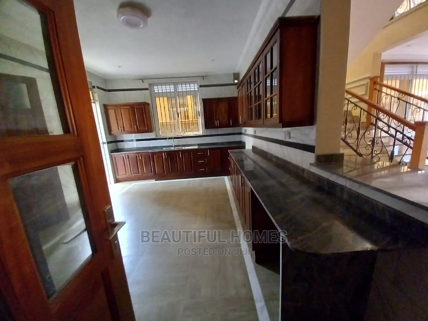 Furnished 6bdrm Mansion in Kira for Sale