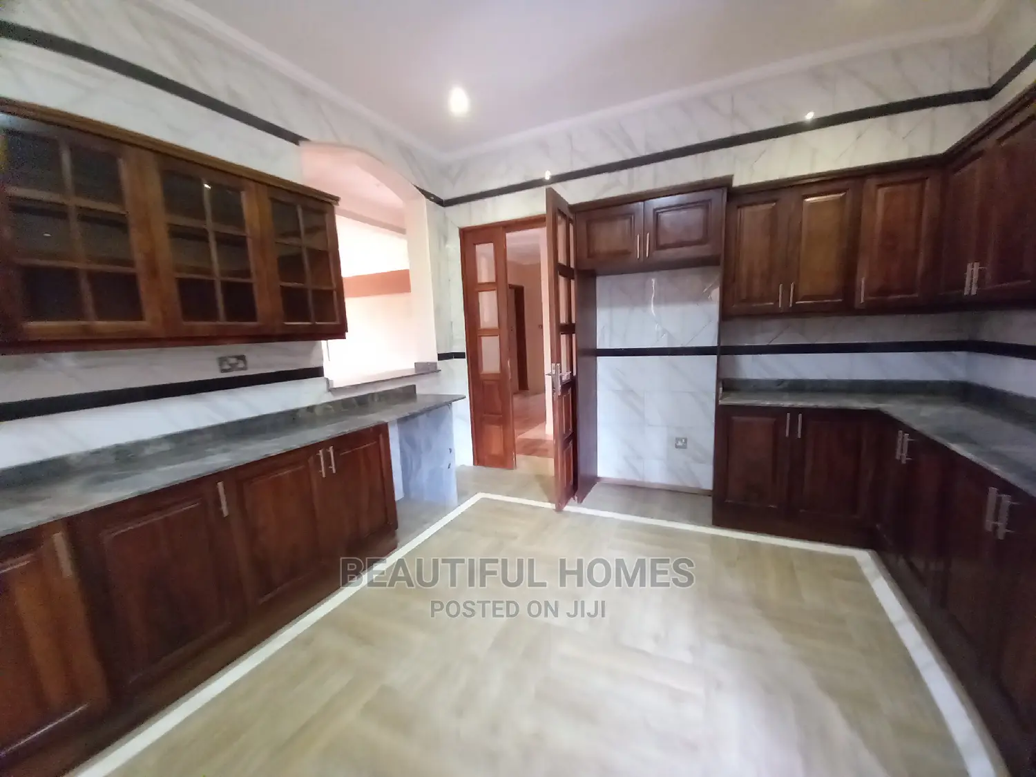 Furnished 6bdrm Mansion in Posh Estate, Kira for Sale