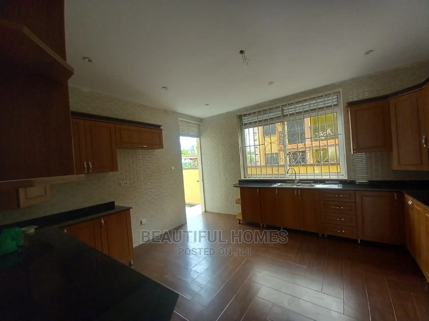 Furnished 6bdrm Mansion in Kiwatule Recreation, Nakawa for Sale