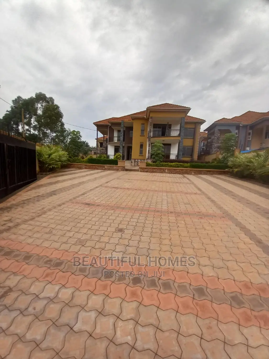 Furnished 7bdrm Mansion in Kiwatule Posh, Central Division for Sale