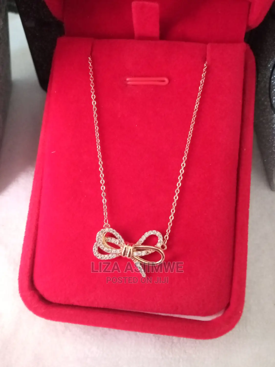 Unique Rose Gold Simpled Necklace Available With the Box