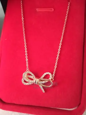 Unique Rose Gold Simpled Necklace Available With the Box