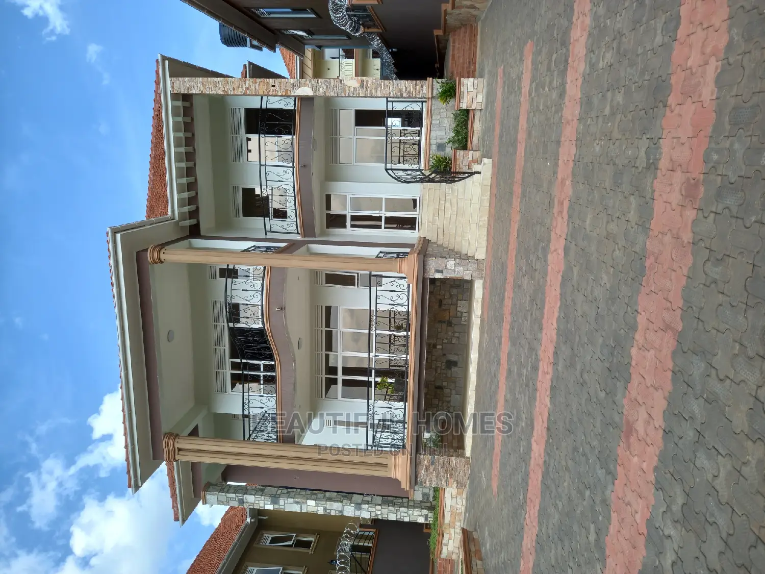 Furnished 6bdrm Mansion in Kira Tarmacked for Sale
