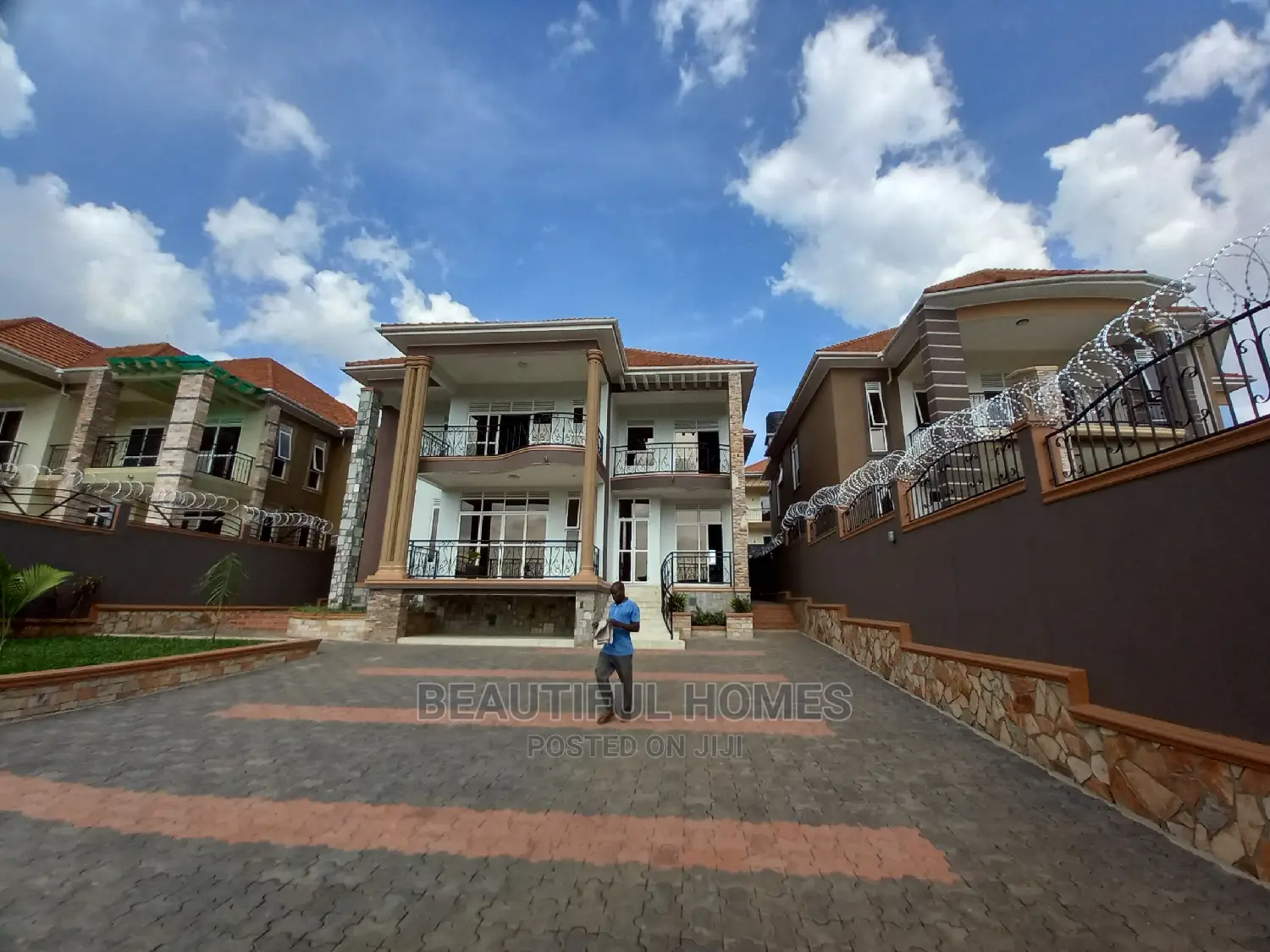 Furnished 6bdrm Mansion in Kira Tarmacked for Sale