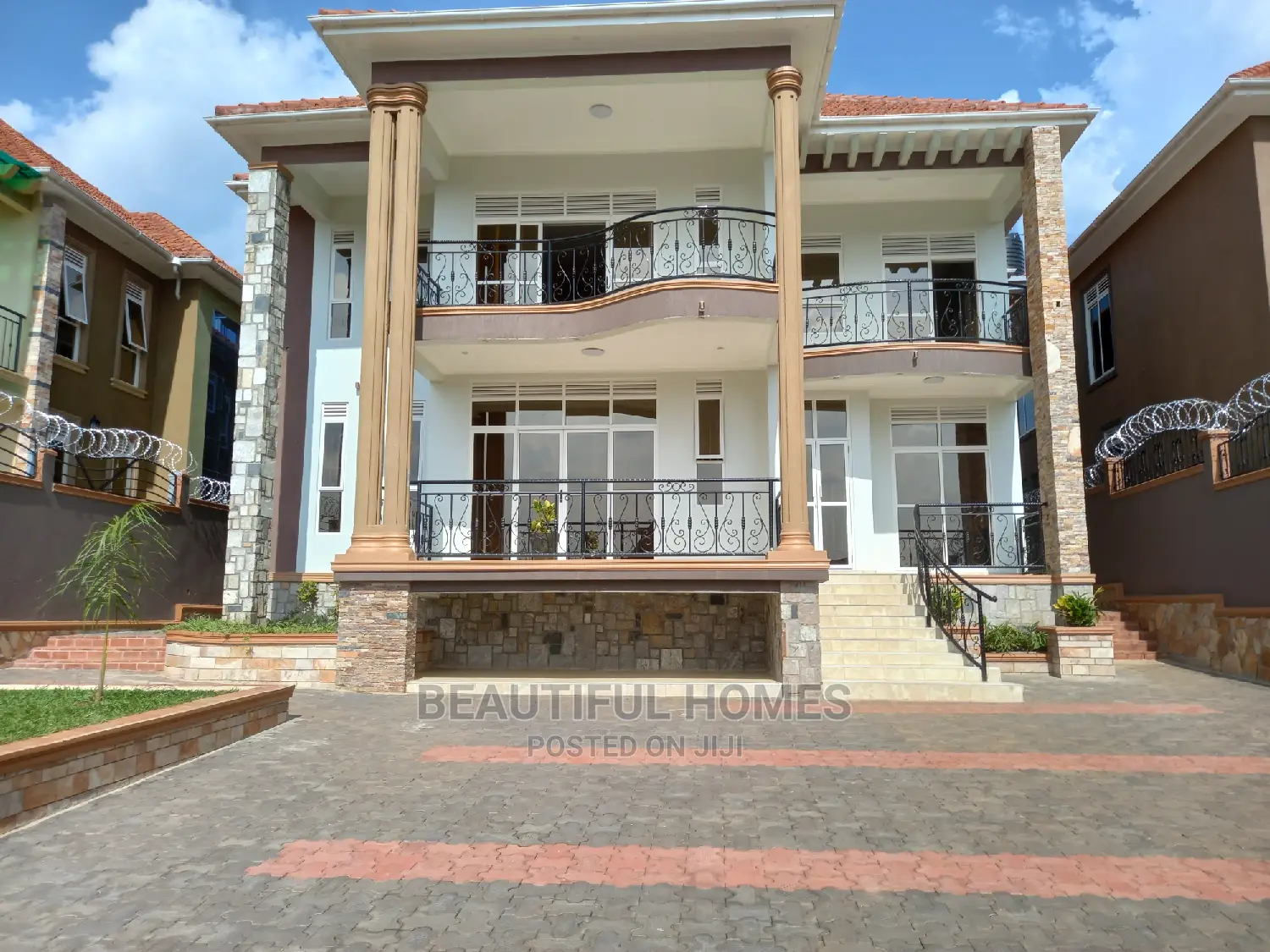 Furnished 6bdrm Mansion in Kira Tarmacked for Sale