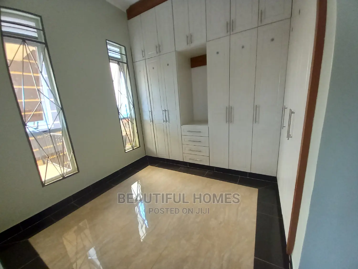 Furnished 6bdrm Mansion in Kira Tarmacked for Sale