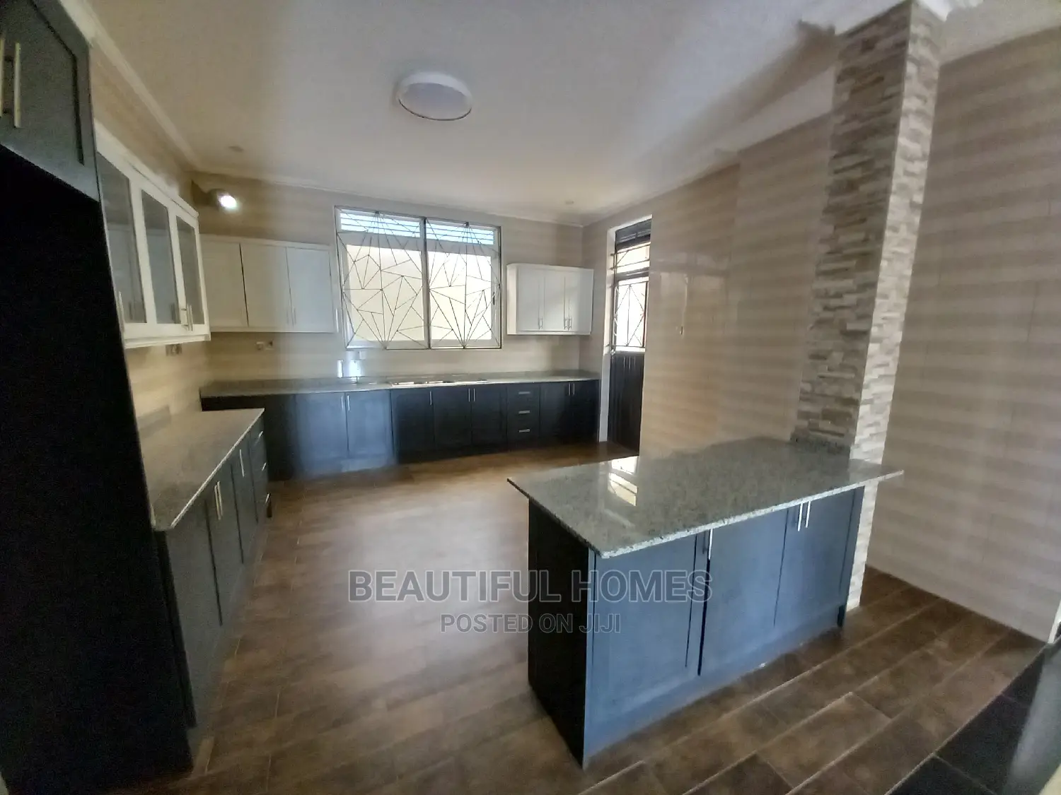 Furnished 6bdrm Mansion in Kira Tarmack for Sale