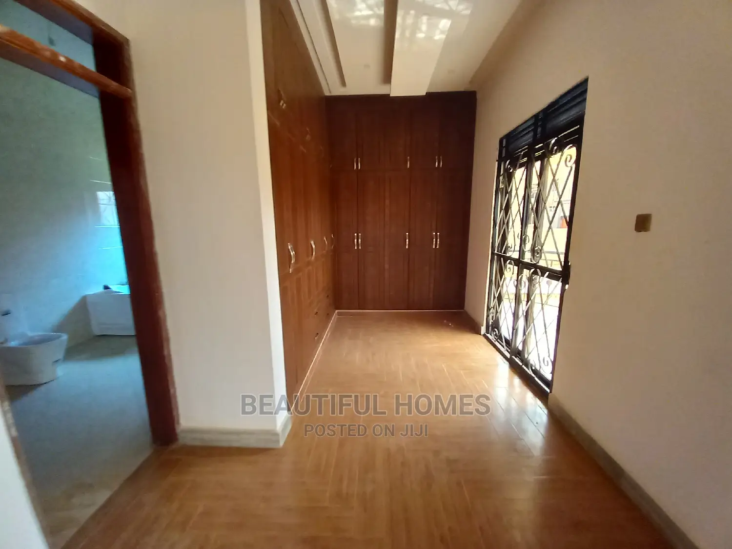 Furnished 4bdrm Mansion in Kira for Sale