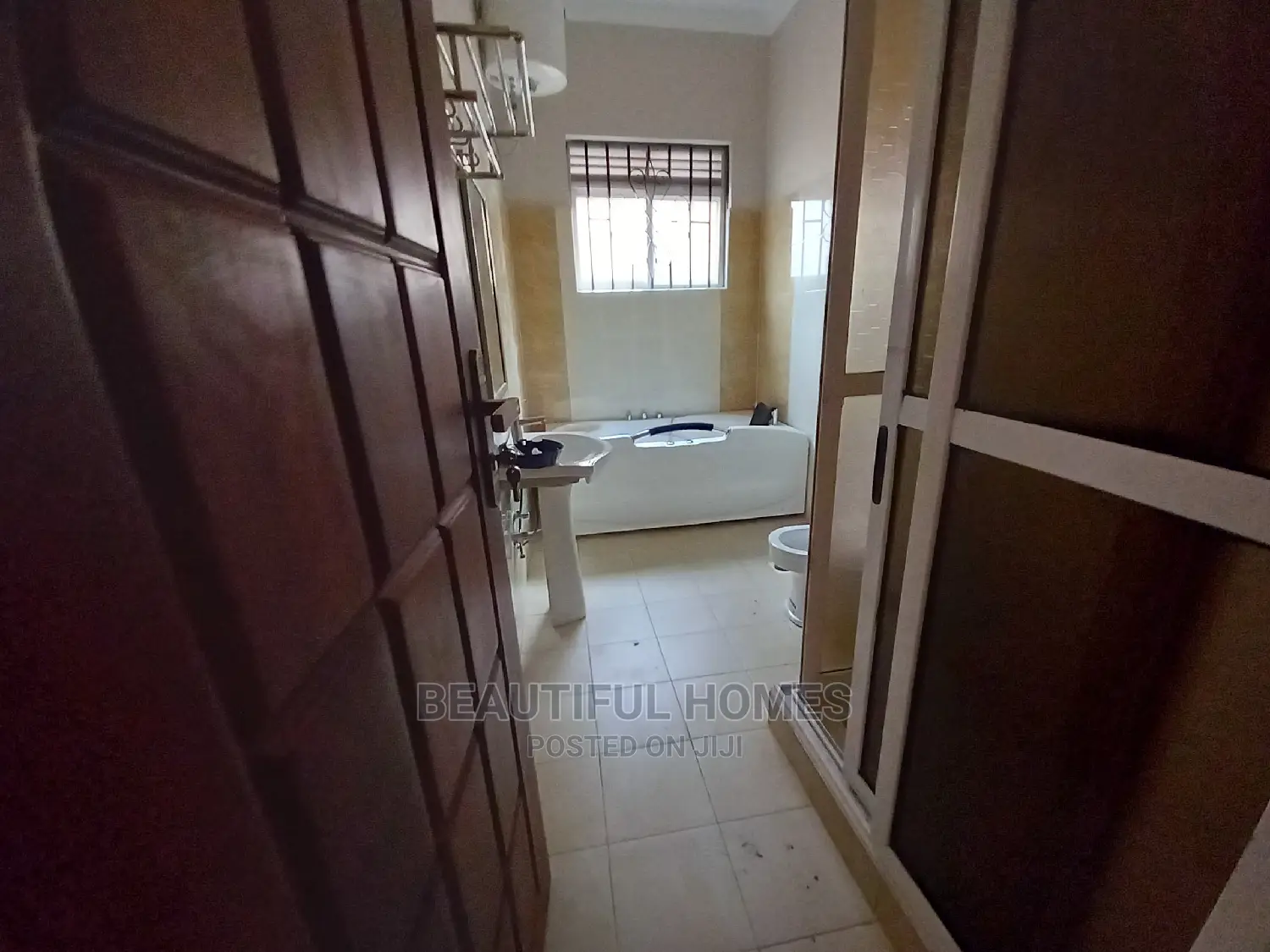 Furnished 4bdrm Mansion in Kira for Sale