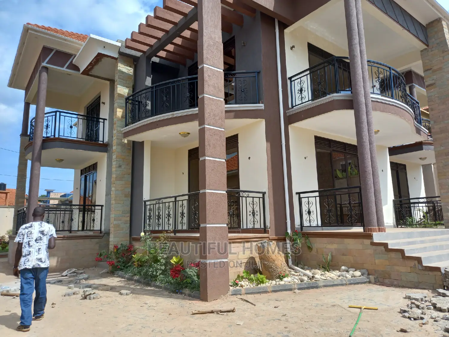 Furnished 6bdrm Mansion in Kira Tarmack Estate for Sale