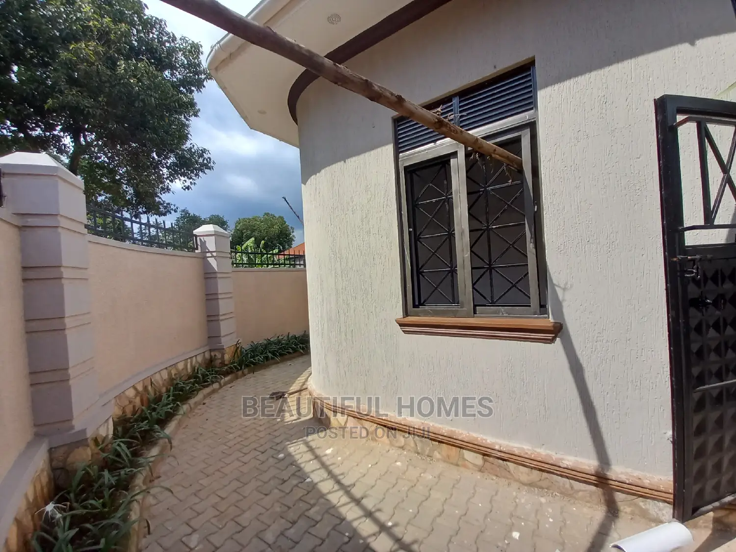 Furnished 4bdrm House in Kira for Sale
