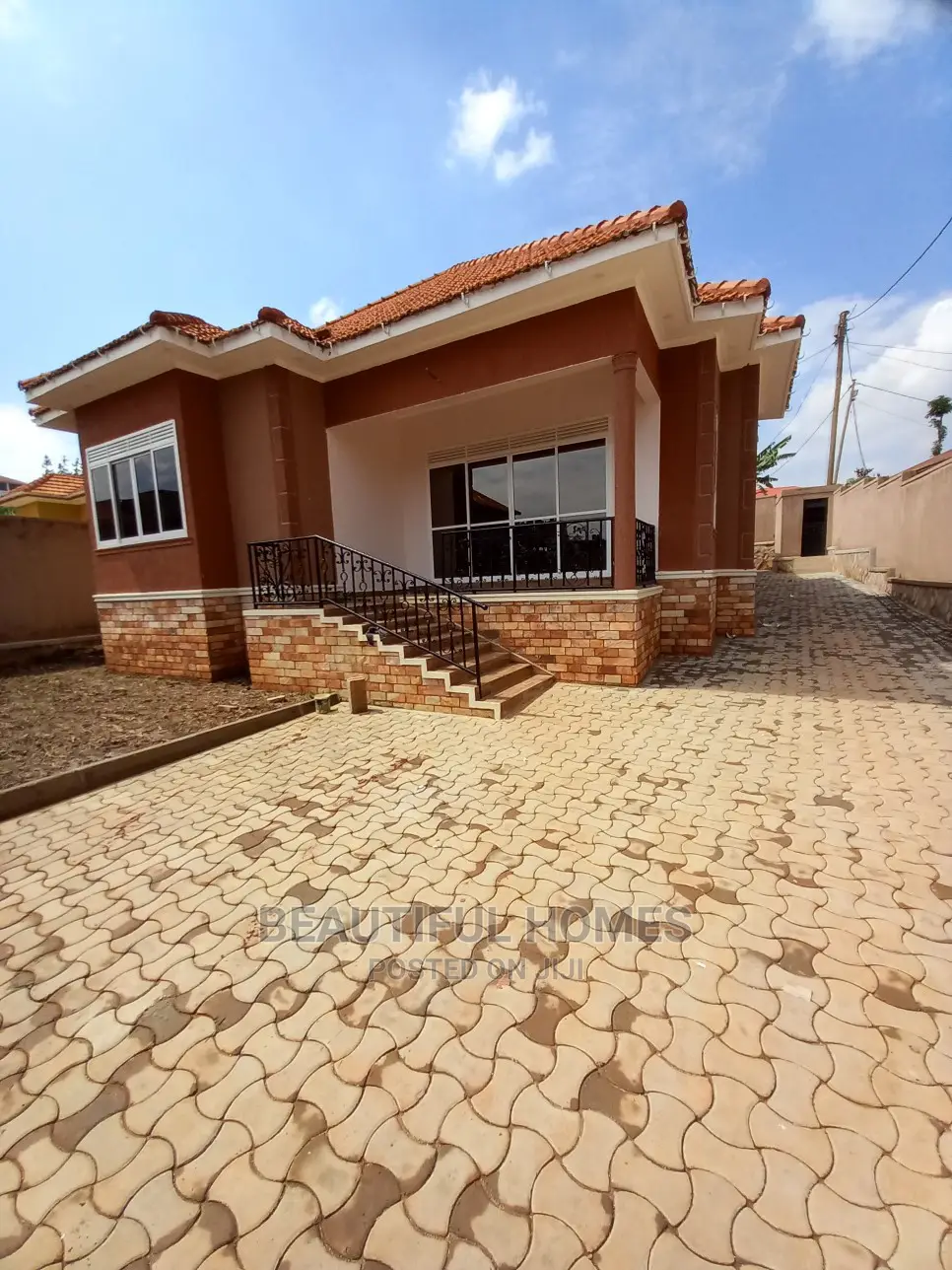 Furnished 4bdrm Bungalow in Kira Tarmack for Sale
