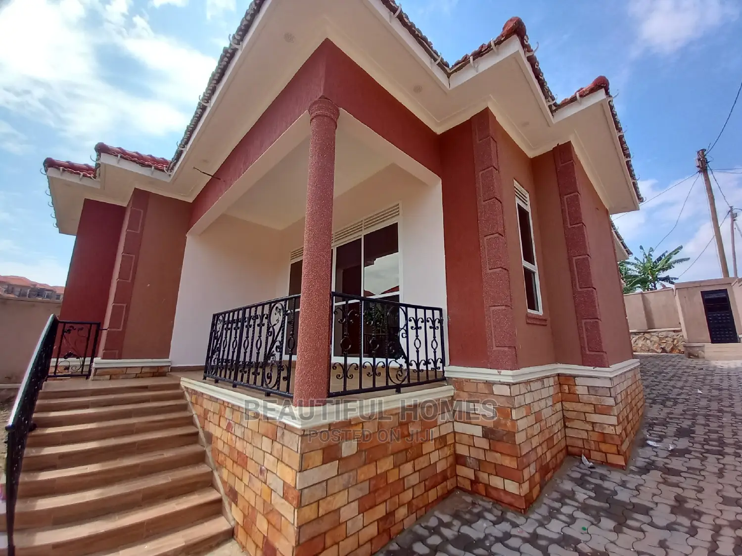 Furnished 4bdrm Bungalow in Kira Tarmack for Sale
