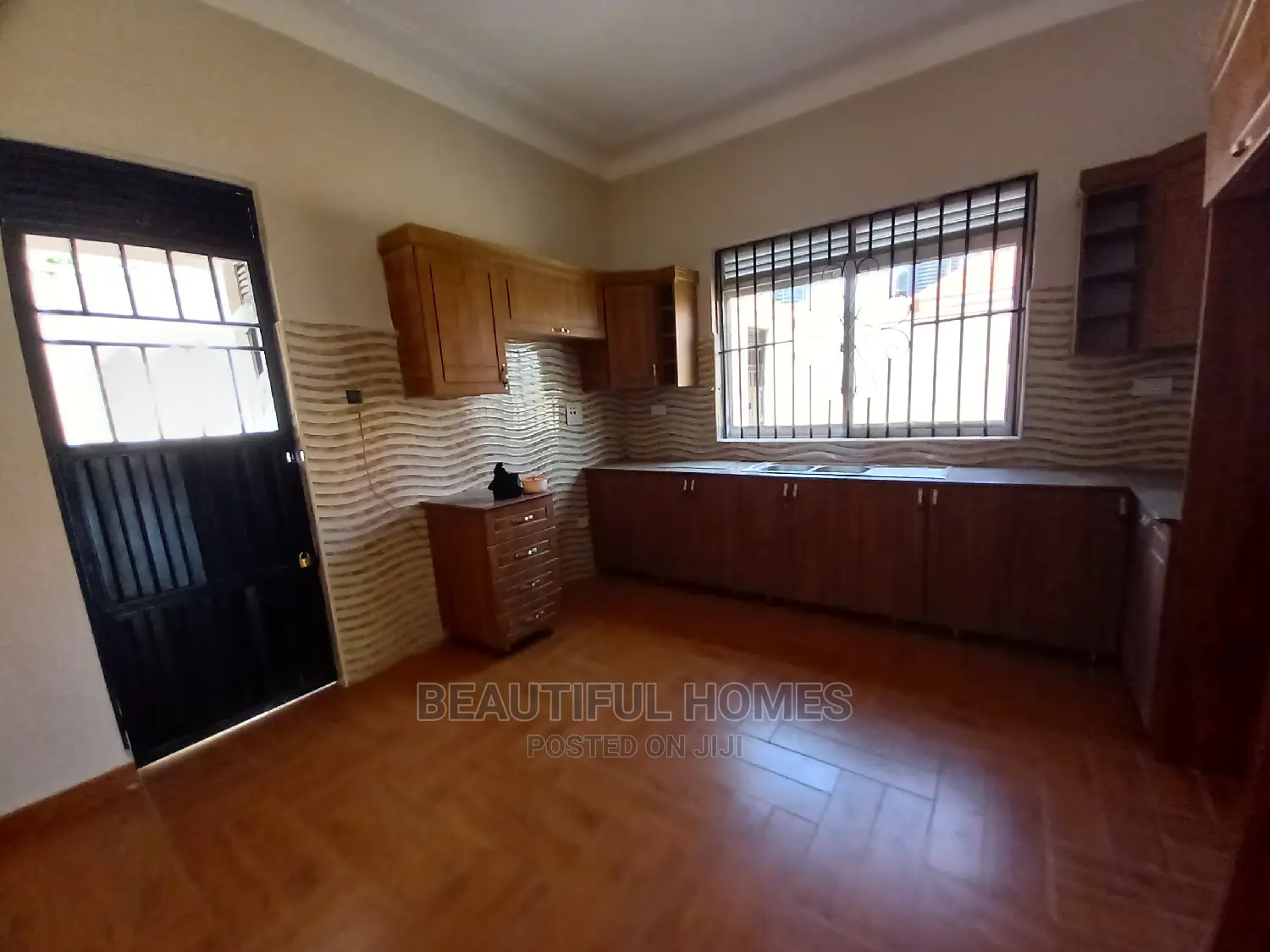 Furnished 4bdrm Bungalow in Kira Tarmack for Sale