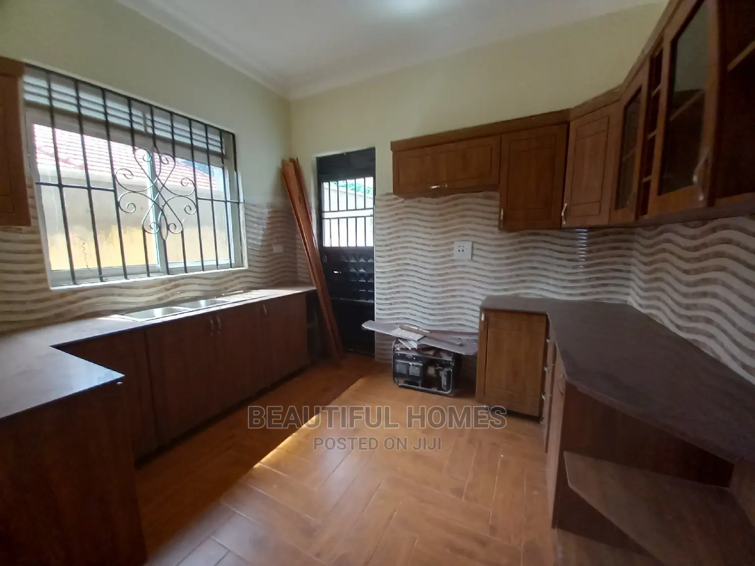Furnished 4bdrm House in Corporate Estate, Kira for Sale