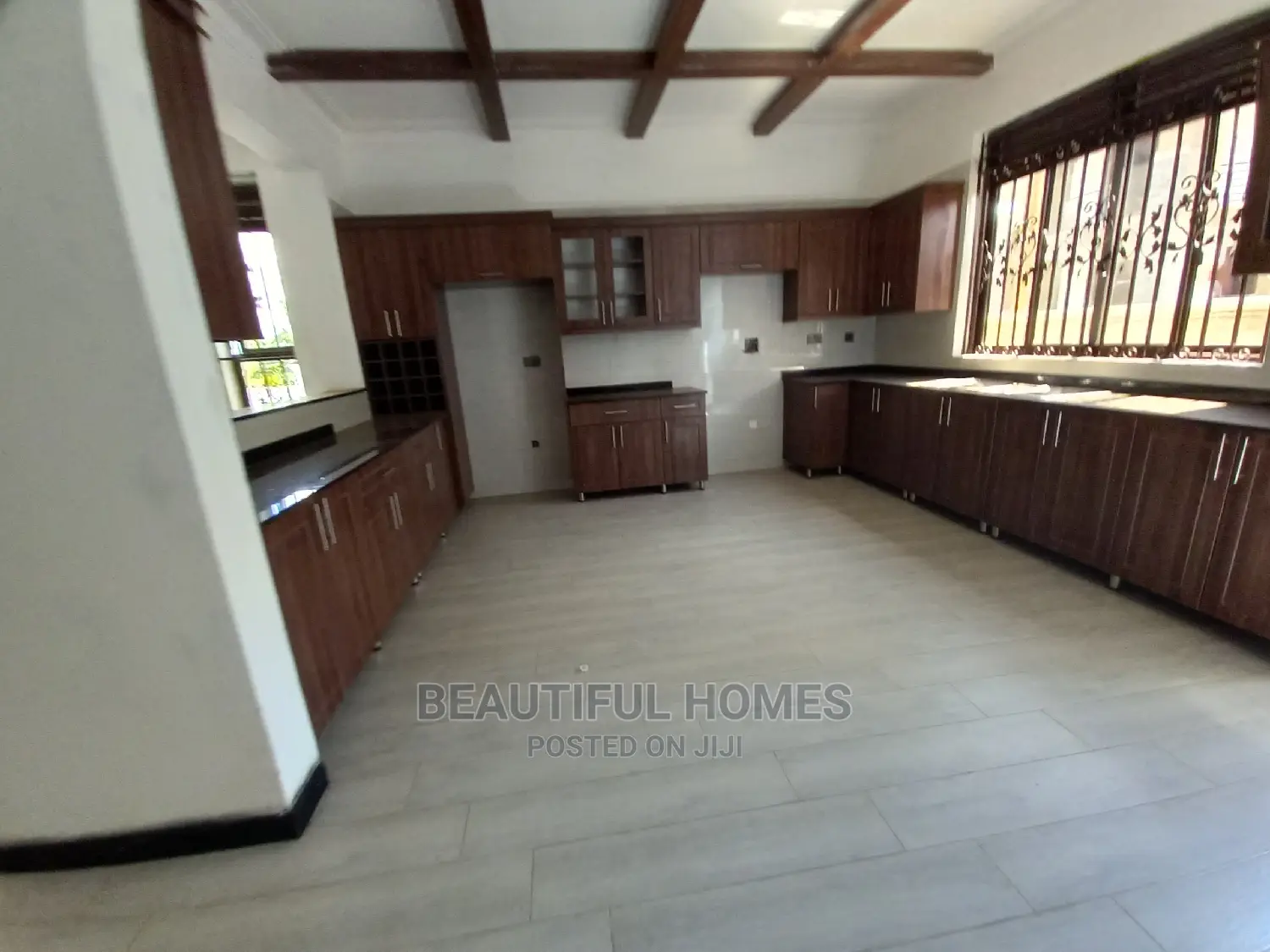 Furnished 6bdrm Mansion in Kira for Sale
