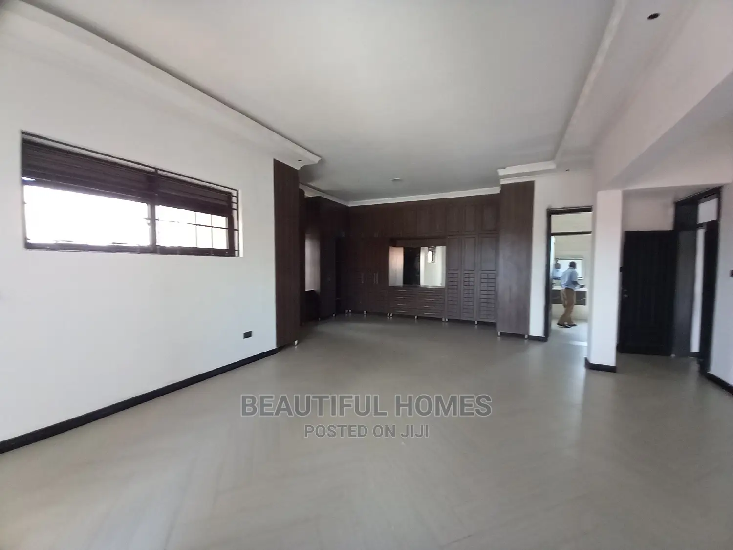 Furnished 6bdrm Mansion in Kira for Sale