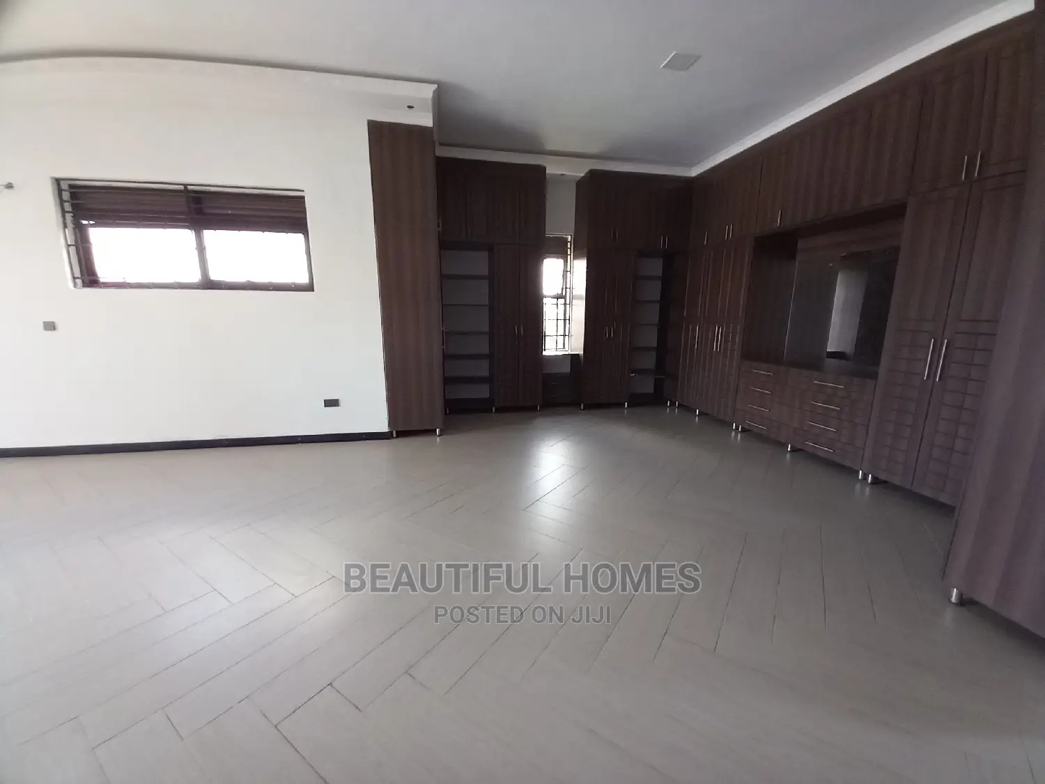 Furnished 6bdrm Mansion in Kira for Sale