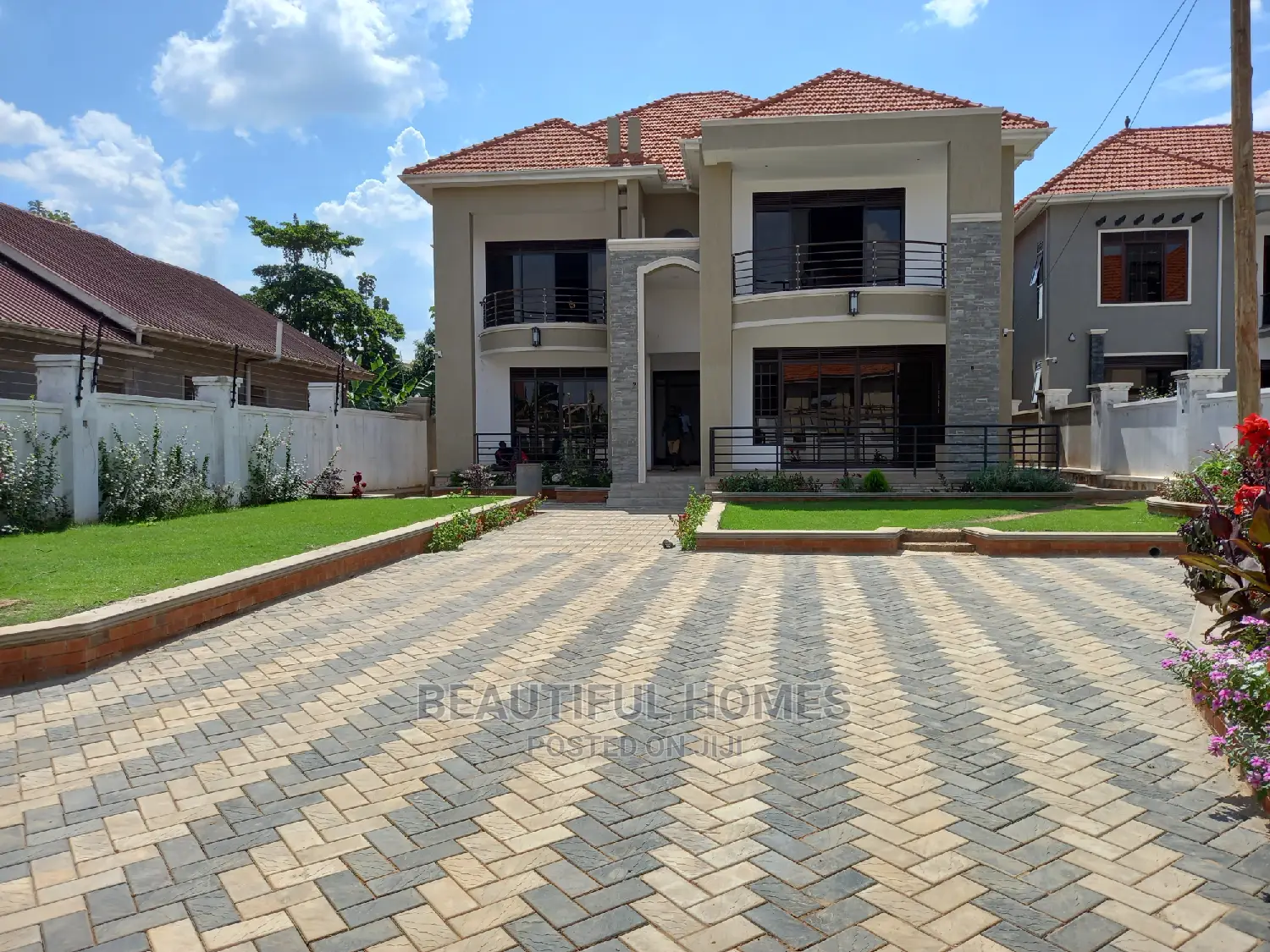 Furnished 6bdrm Mansion in Kira for Sale