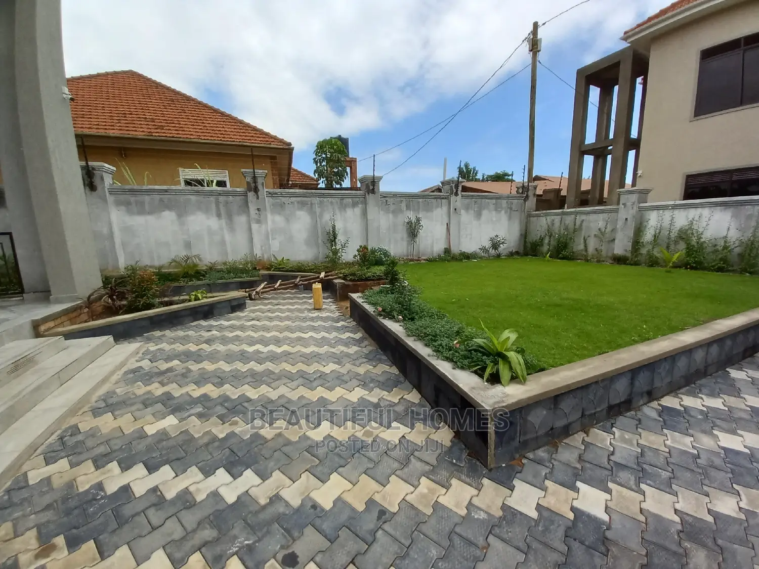 Furnished 6bdrm Mansion in Kira, Central Division for Sale