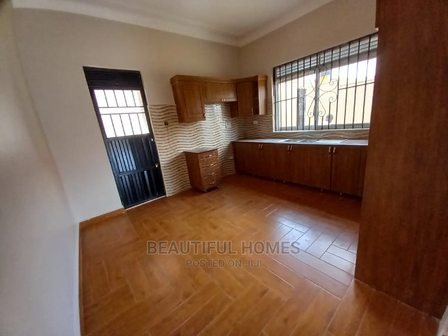 Furnished 4bdrm Mansion in Kira Mamerito, Central Division for Sale