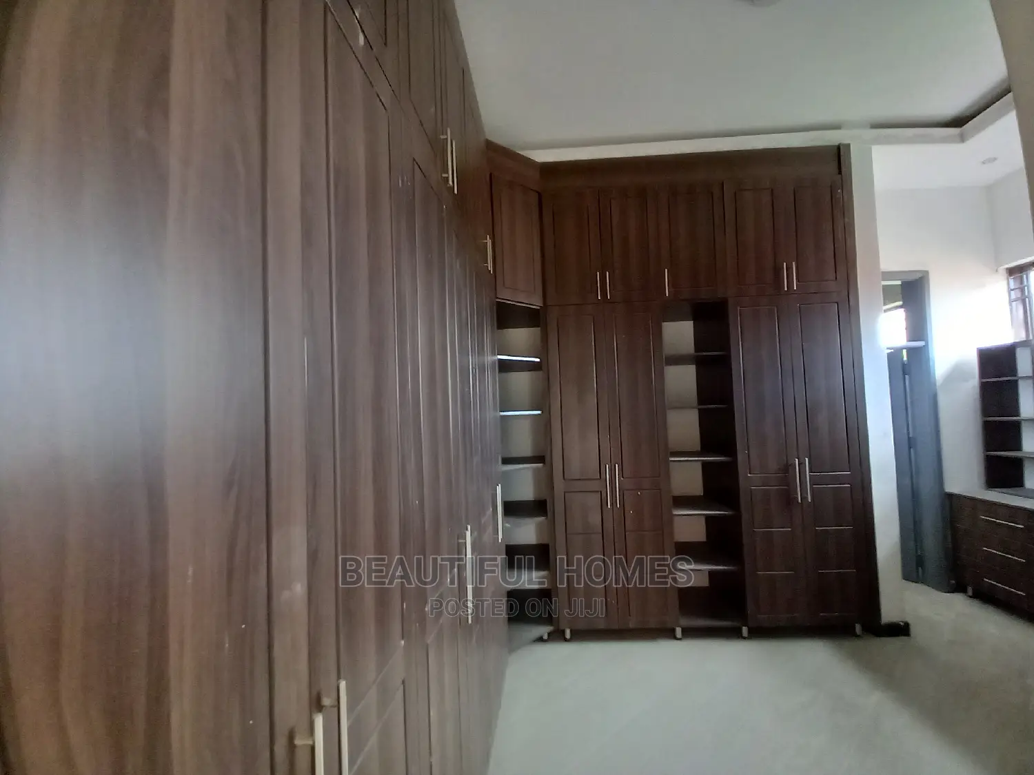 Furnished 6bdrm Mansion in Kira for Sale