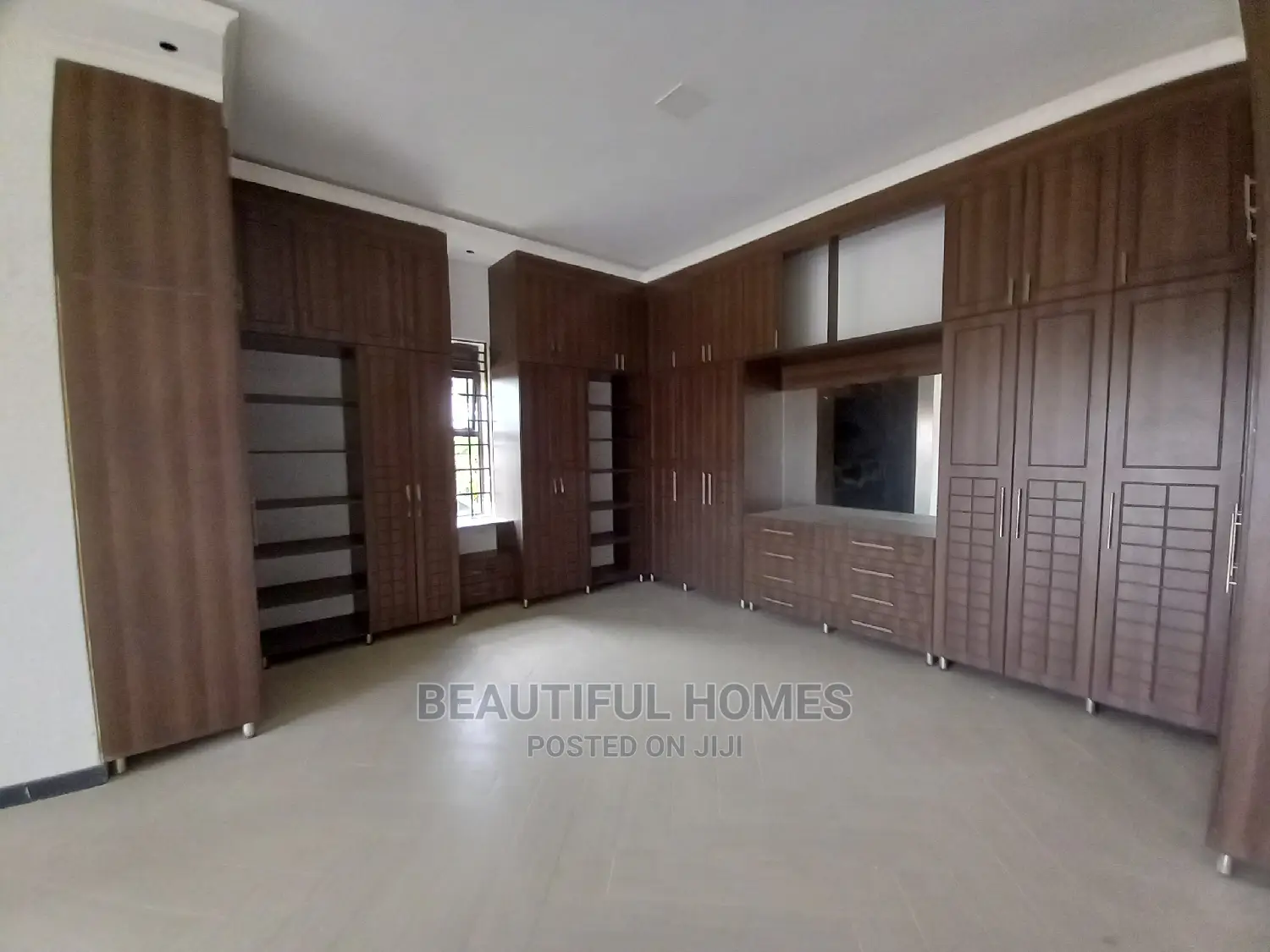 Furnished 6bdrm Mansion in Kira for Sale