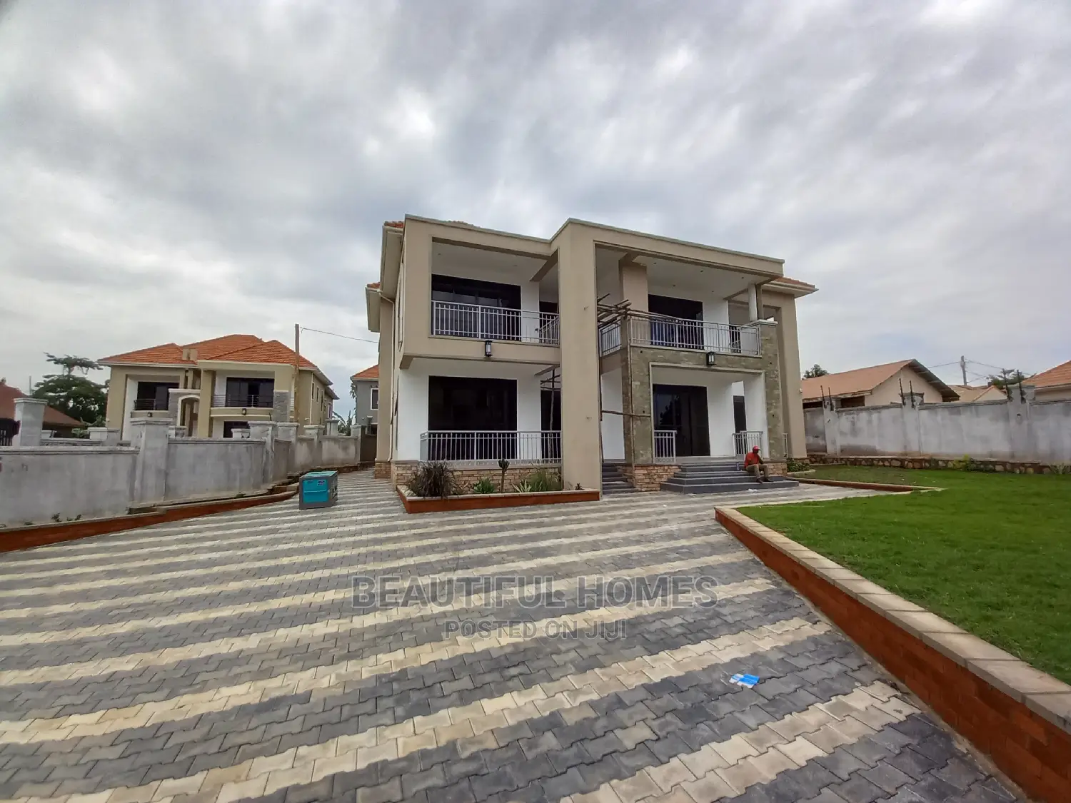 Furnished 6bdrm Mansion in Kira for Sale