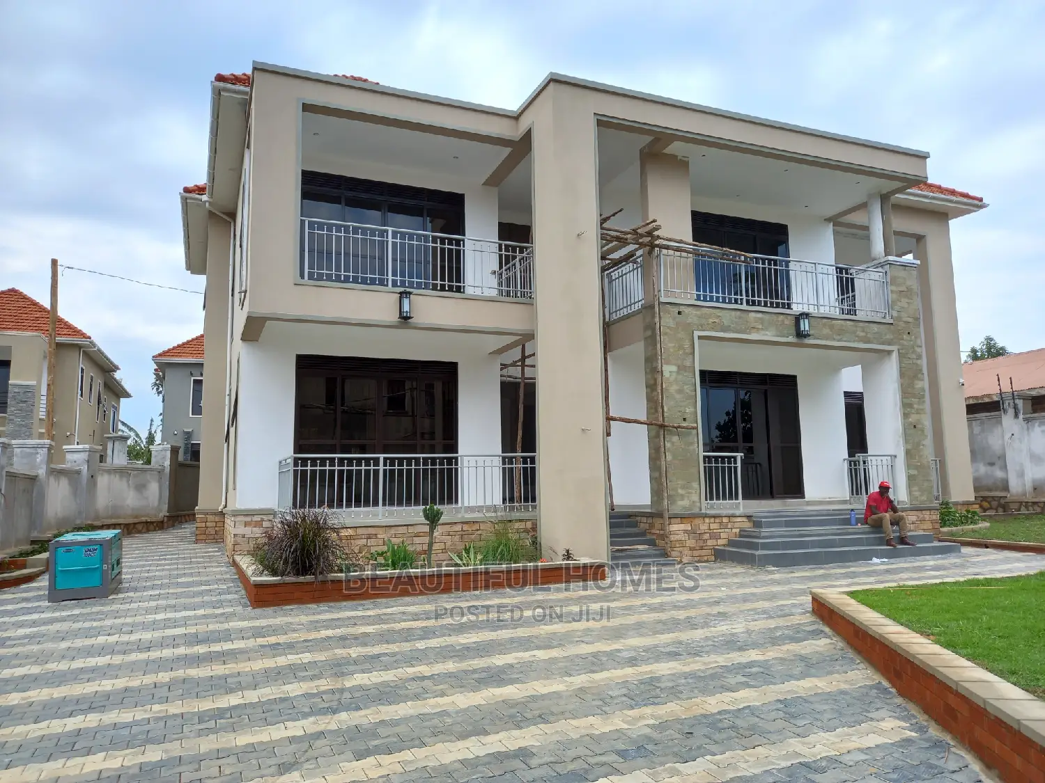 Furnished 6bdrm Mansion in Kira for Sale