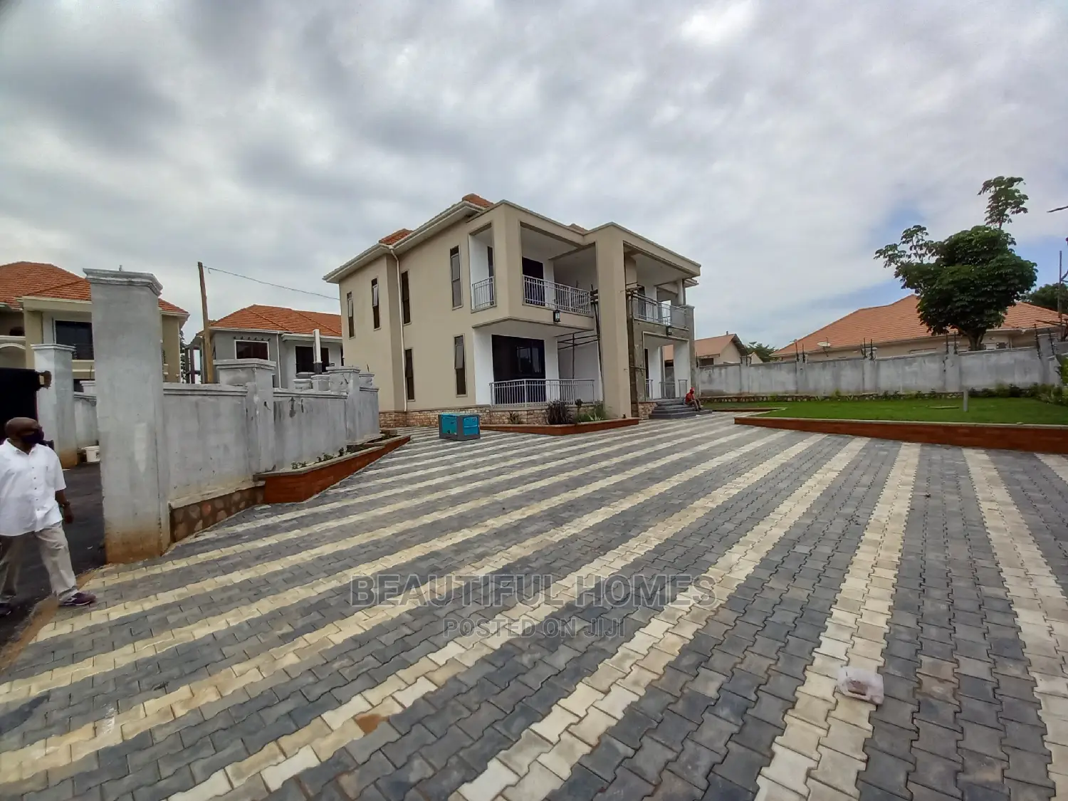 Furnished 6bdrm Mansion in Kira for Sale