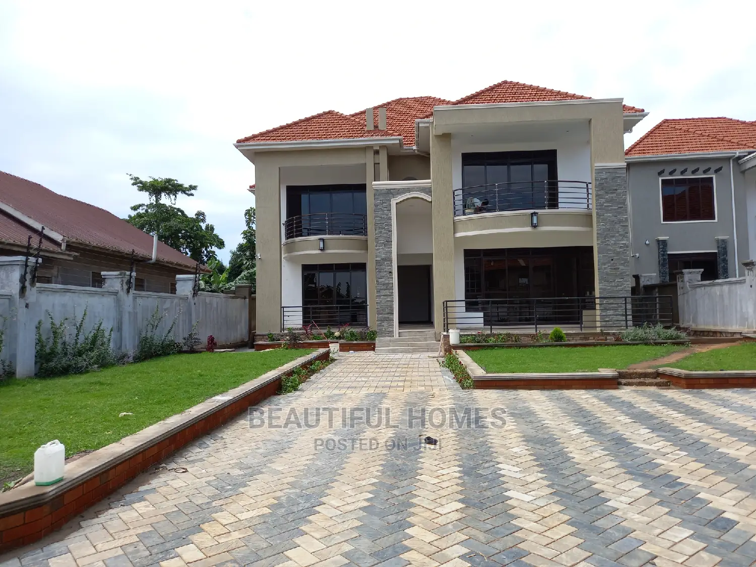 Furnished 6bdrm Mansion in Kira Posh for Sale