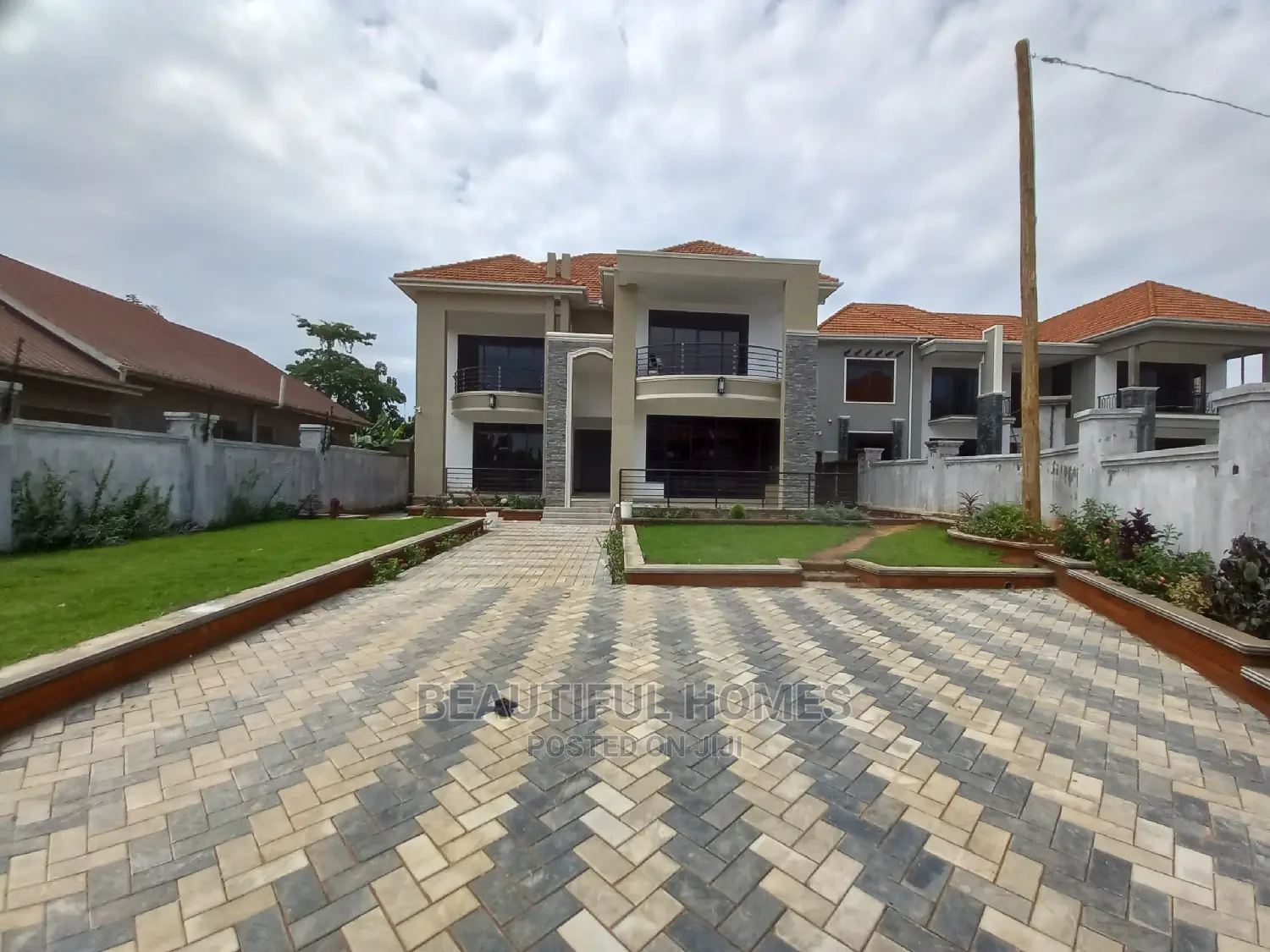 Furnished 6bdrm Mansion in Kira Posh for Sale