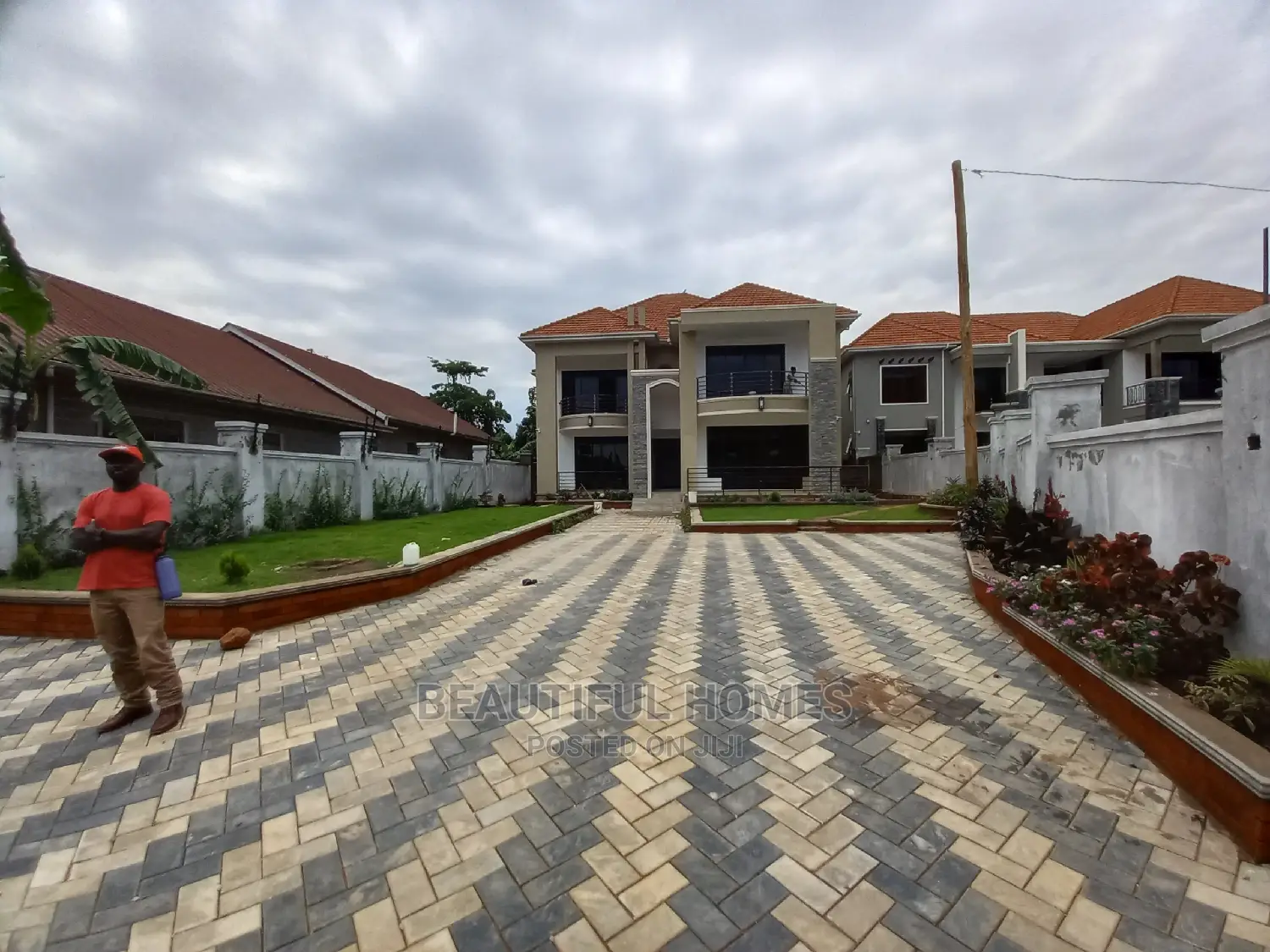 Furnished 6bdrm Mansion in Kira Posh for Sale