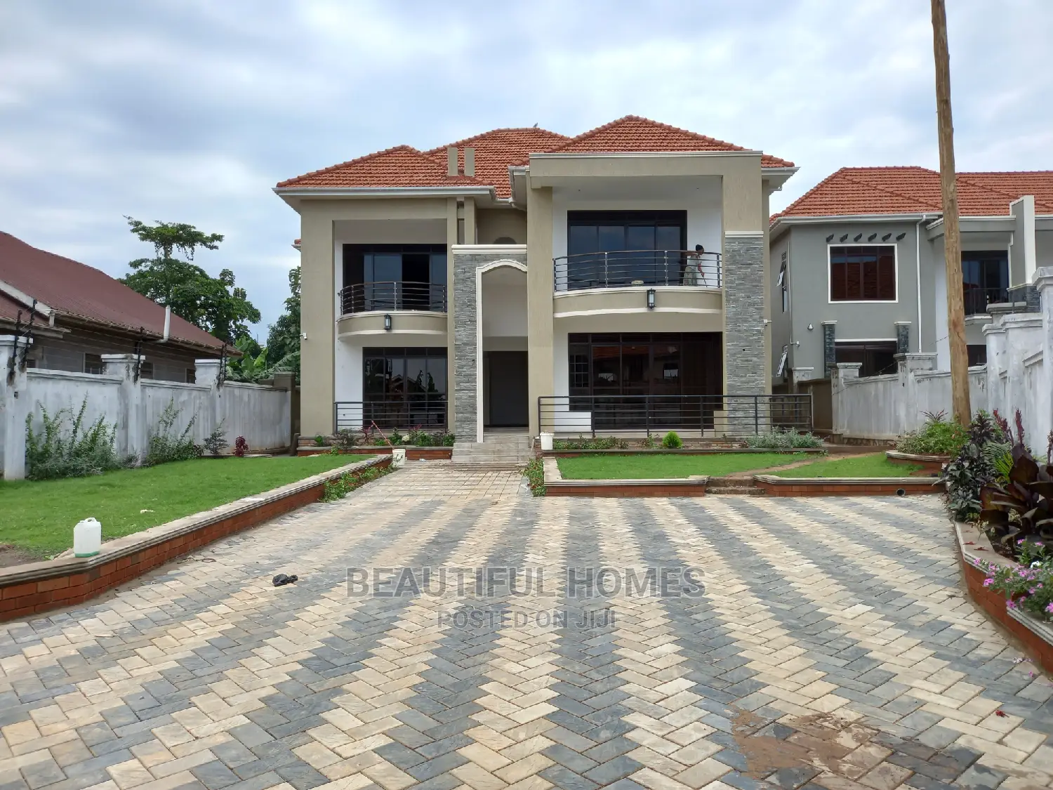 Furnished 6bdrm Mansion in Kira Posh for Sale
