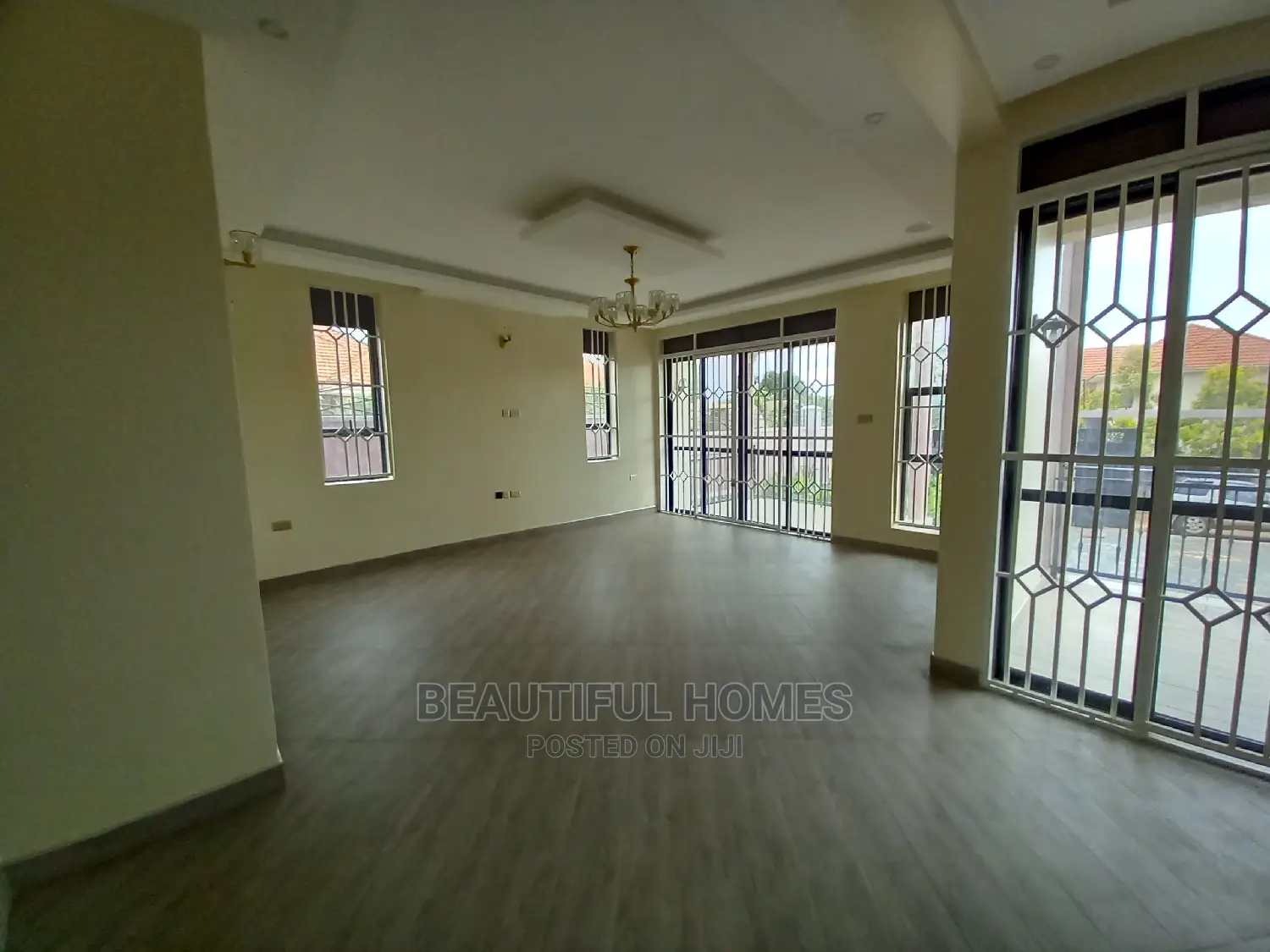 Furnished 5bdrm Duplex in Kira for Sale