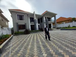 Furnished 6bdrm Mansion in Palace, Kira for Sale