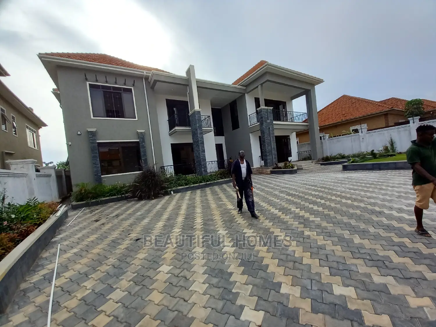Furnished 6bdrm Mansion in Palace, Kira for Sale