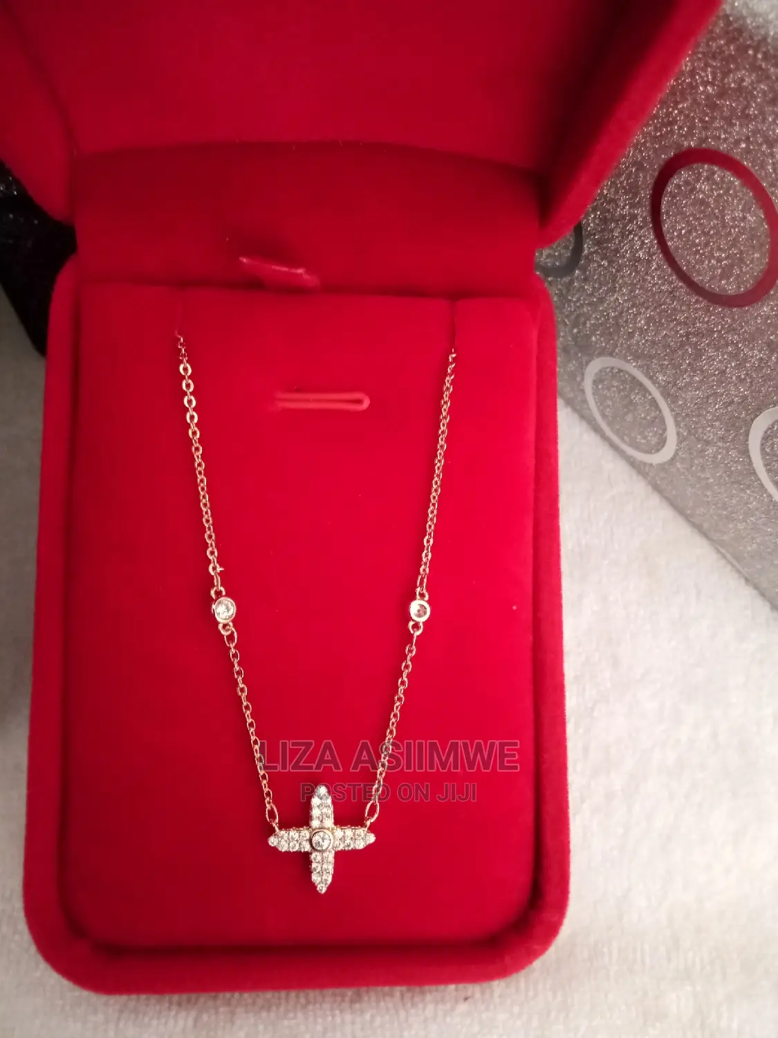 Simple and Unique Lady Necklaces Available With the Box