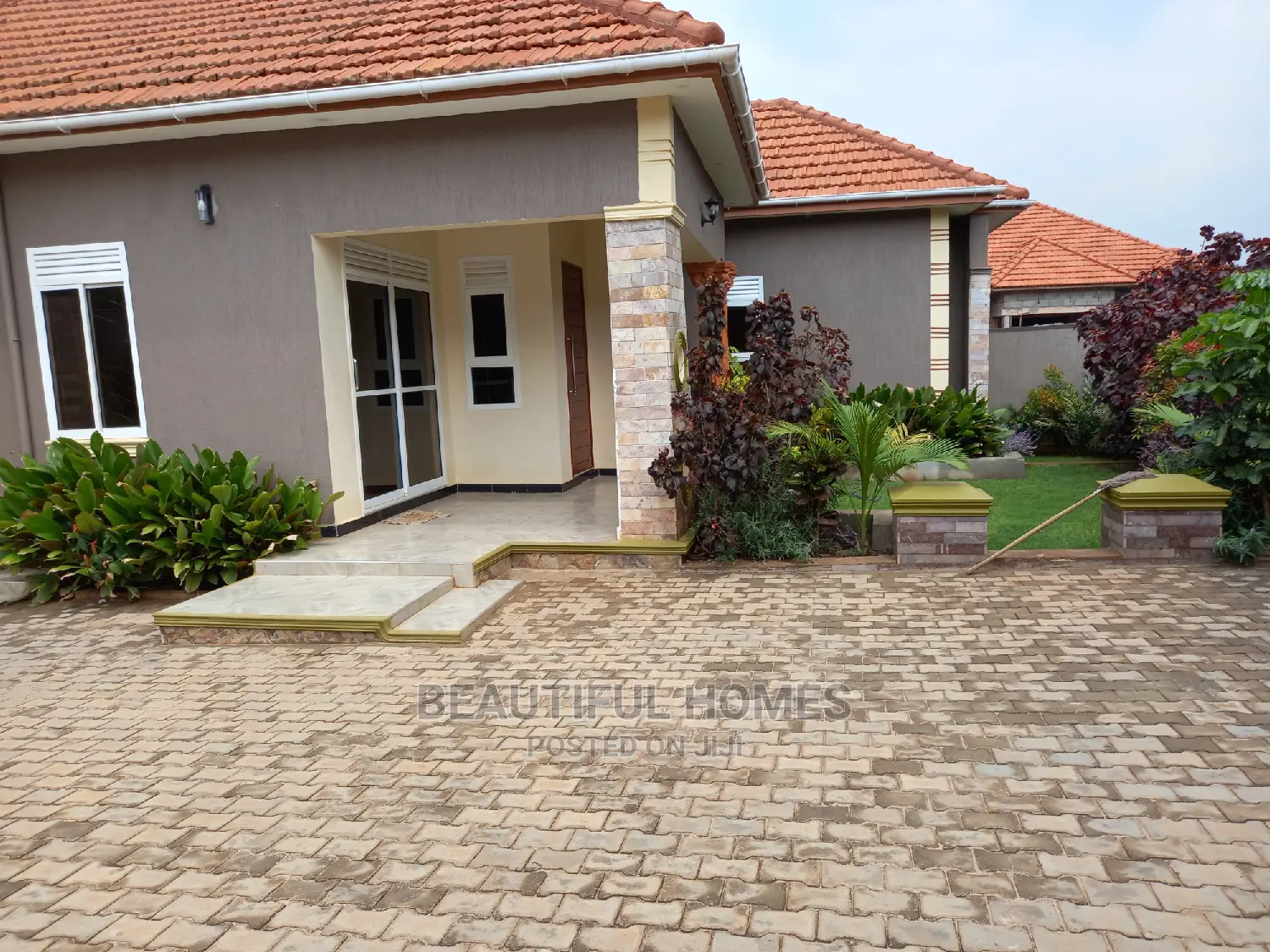 Furnished 4bdrm House in Kira Tarmack Estate for Sale