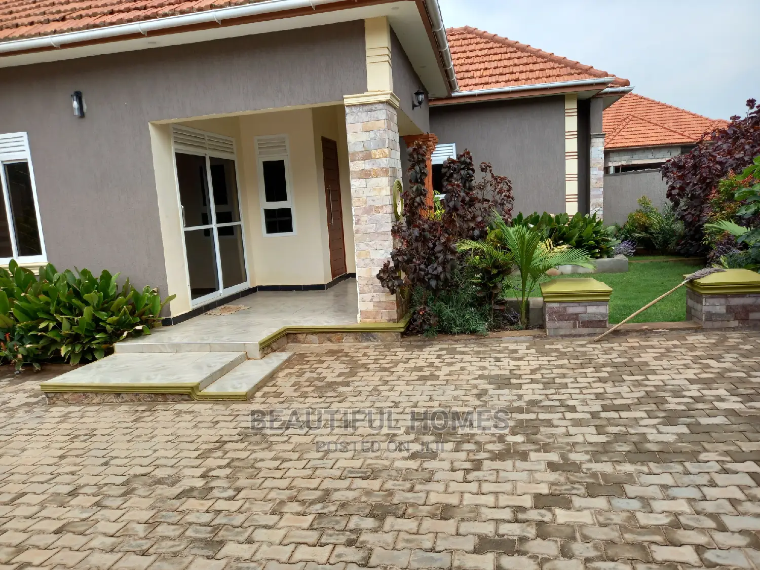 Furnished 4bdrm House in Kira Tarmack Estate for Sale