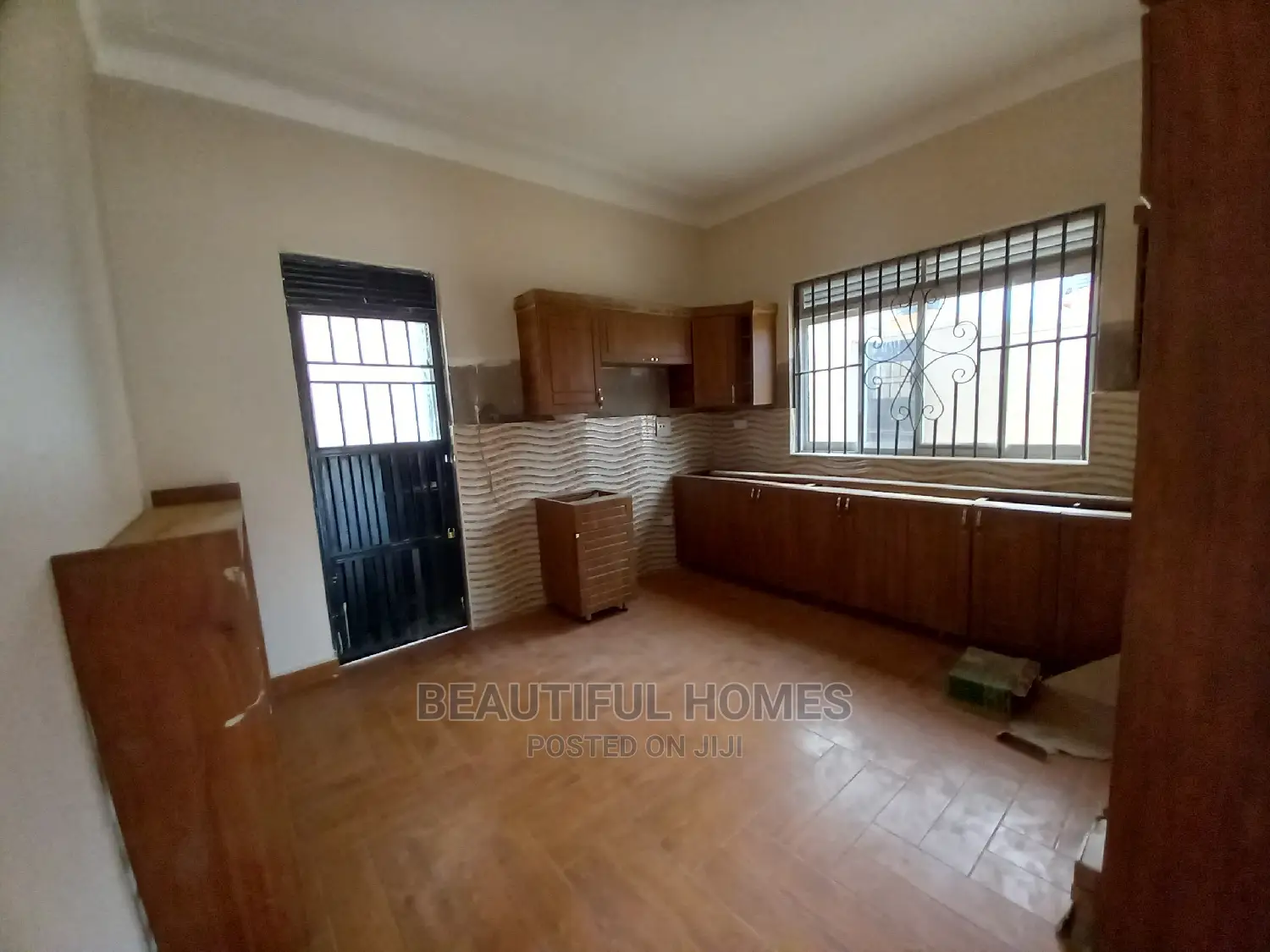 Furnished 4bdrm Bungalow in Posh, Kira for Sale