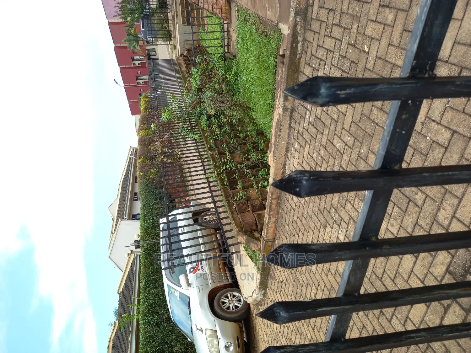 Furnished 4bdrm Villa in Kesington City, Central Division for Sale