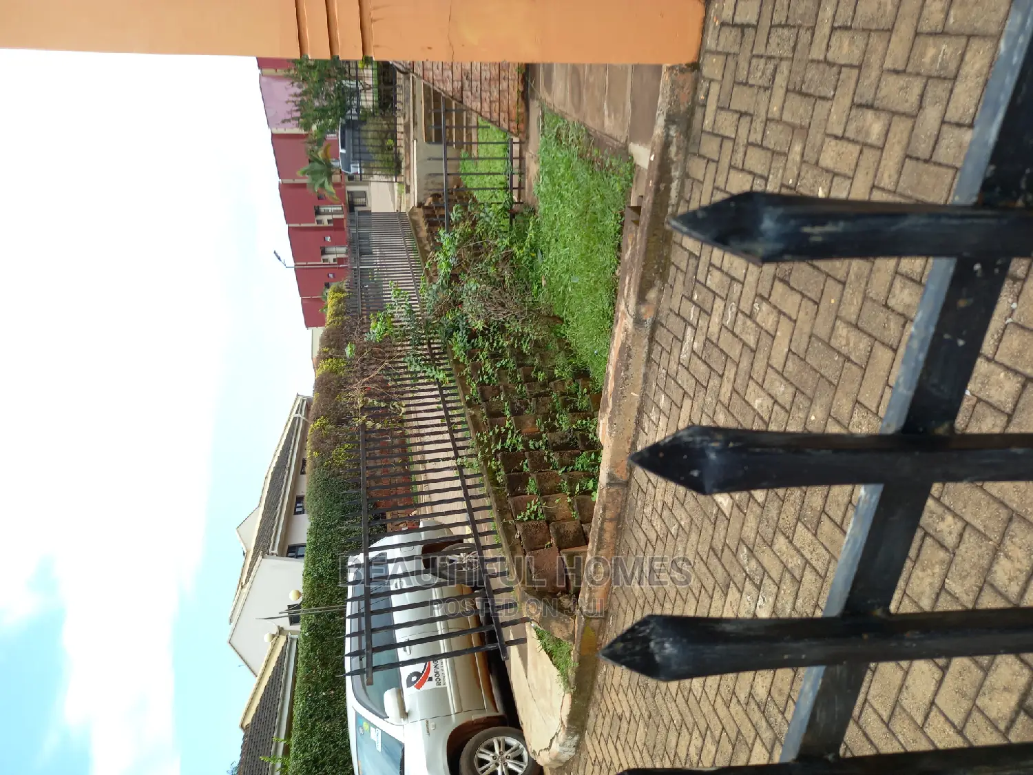 Furnished 4bdrm Villa in Kesington City, Central Division for Sale