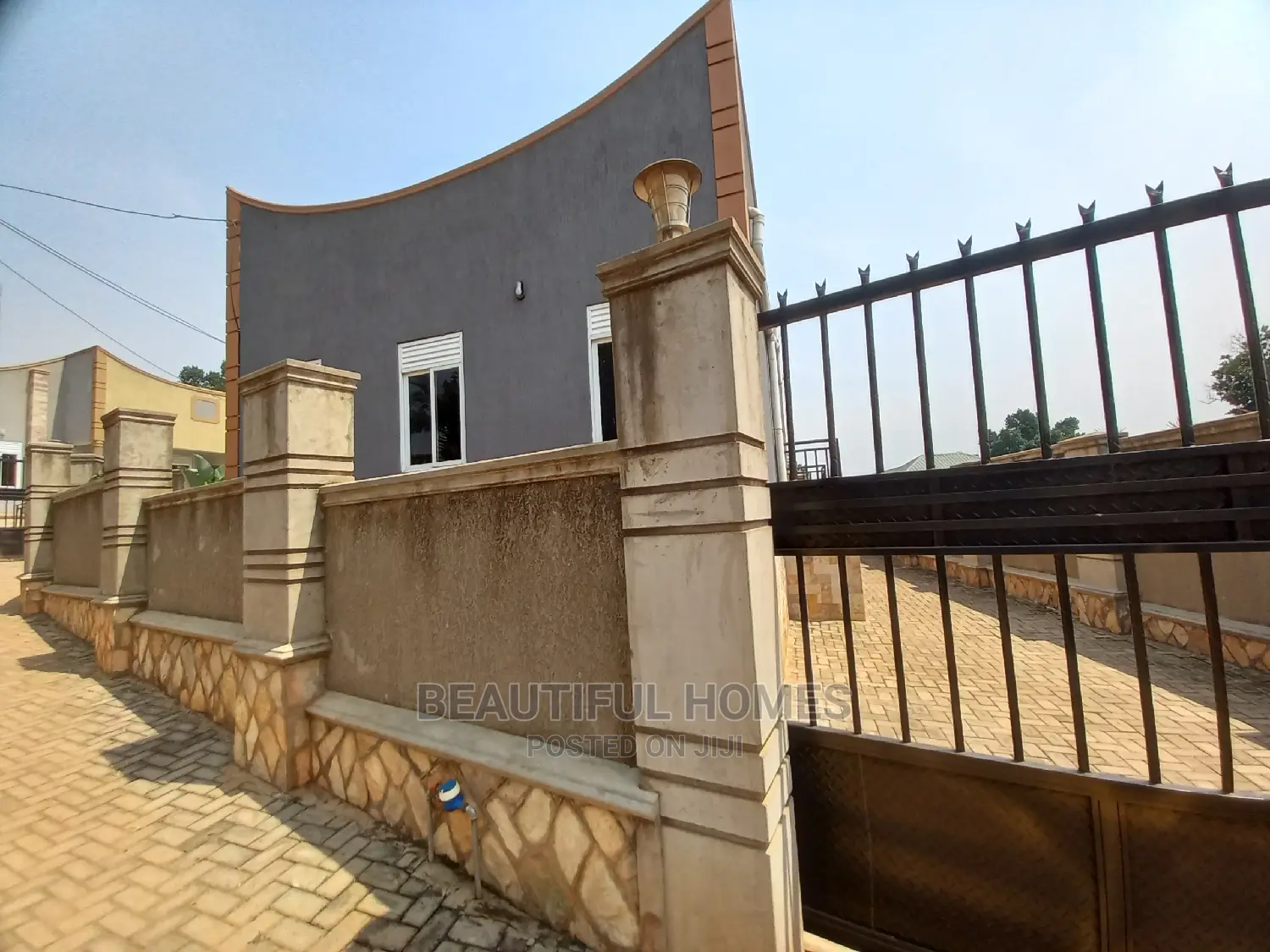 Furnished 4bdrm Villa in Kira Posh for Sale