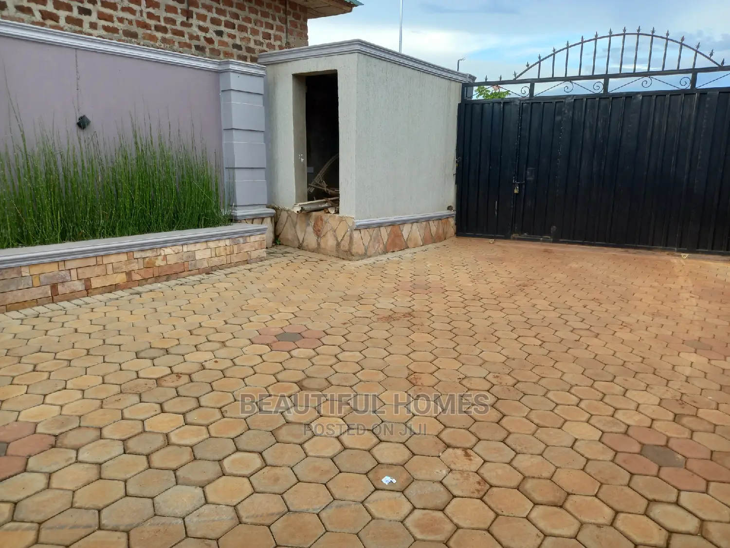 Furnished 4bdrm Villa in Kira Posh for Sale